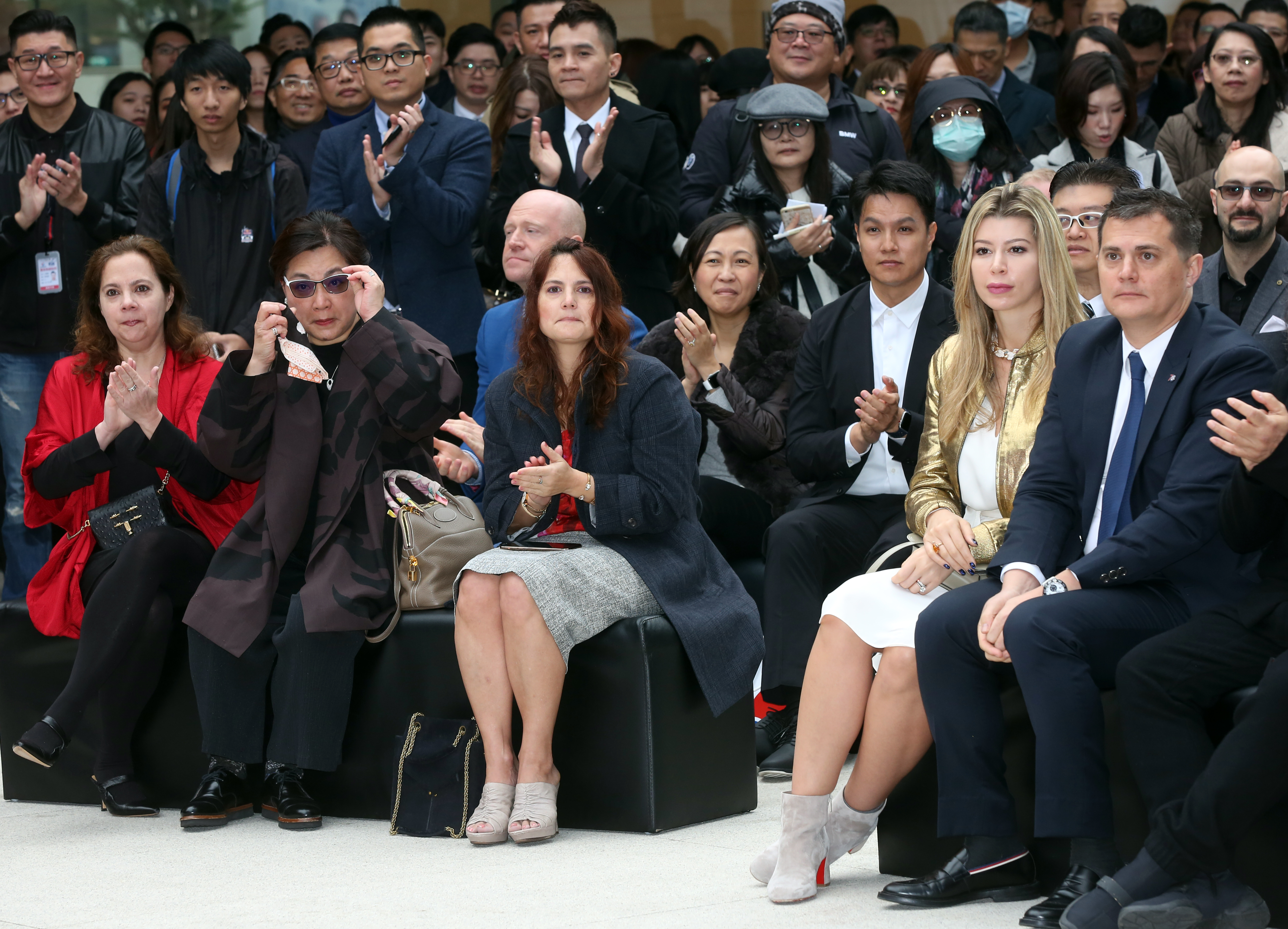 徐旭東的兒子徐國安（前排右一）以及女兒徐國梅（前排左三），都有參與遠百信義店的籌畫。