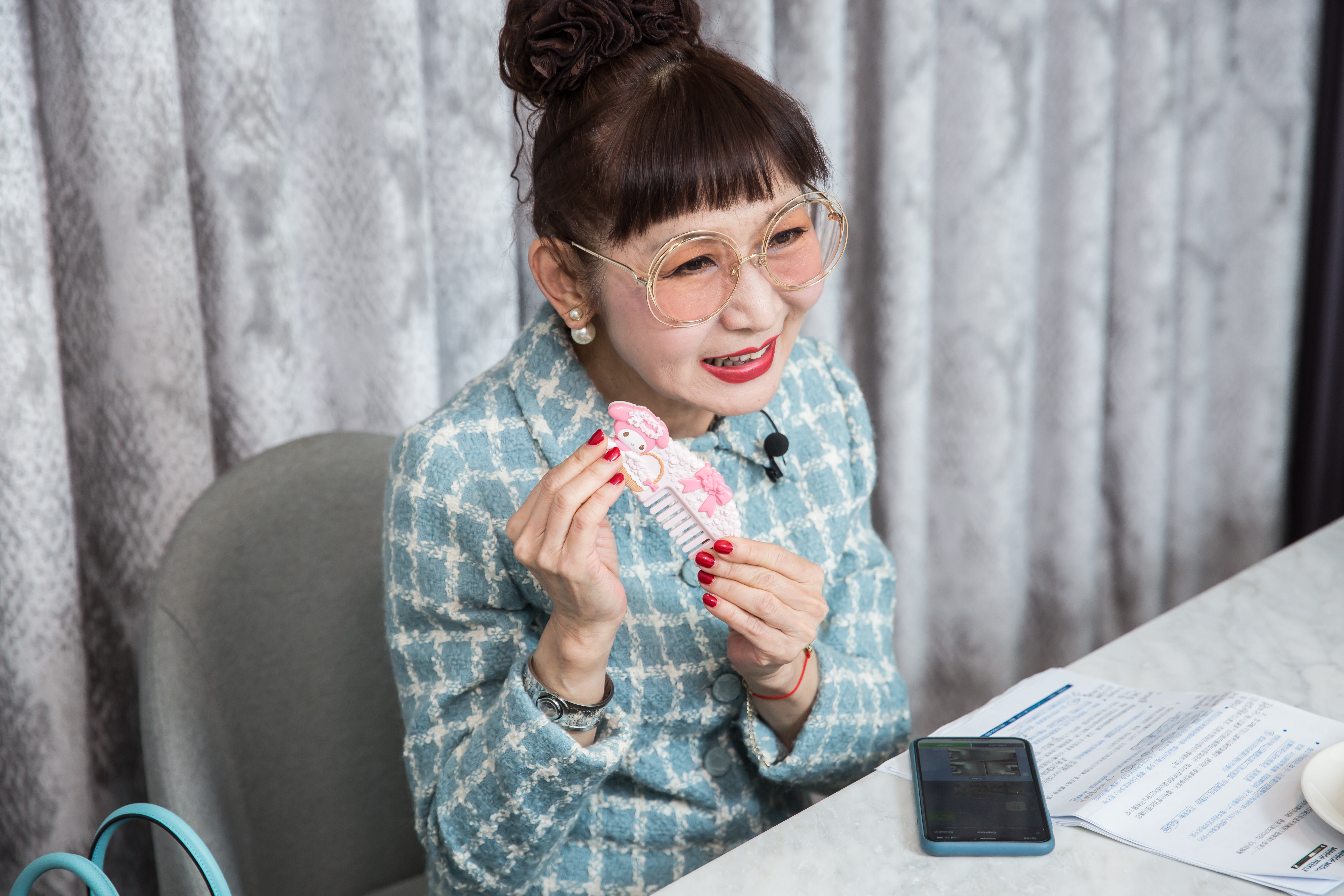 徐雪芳仍懷有少女心，現在還會使用女兒送的卡通造型梳。