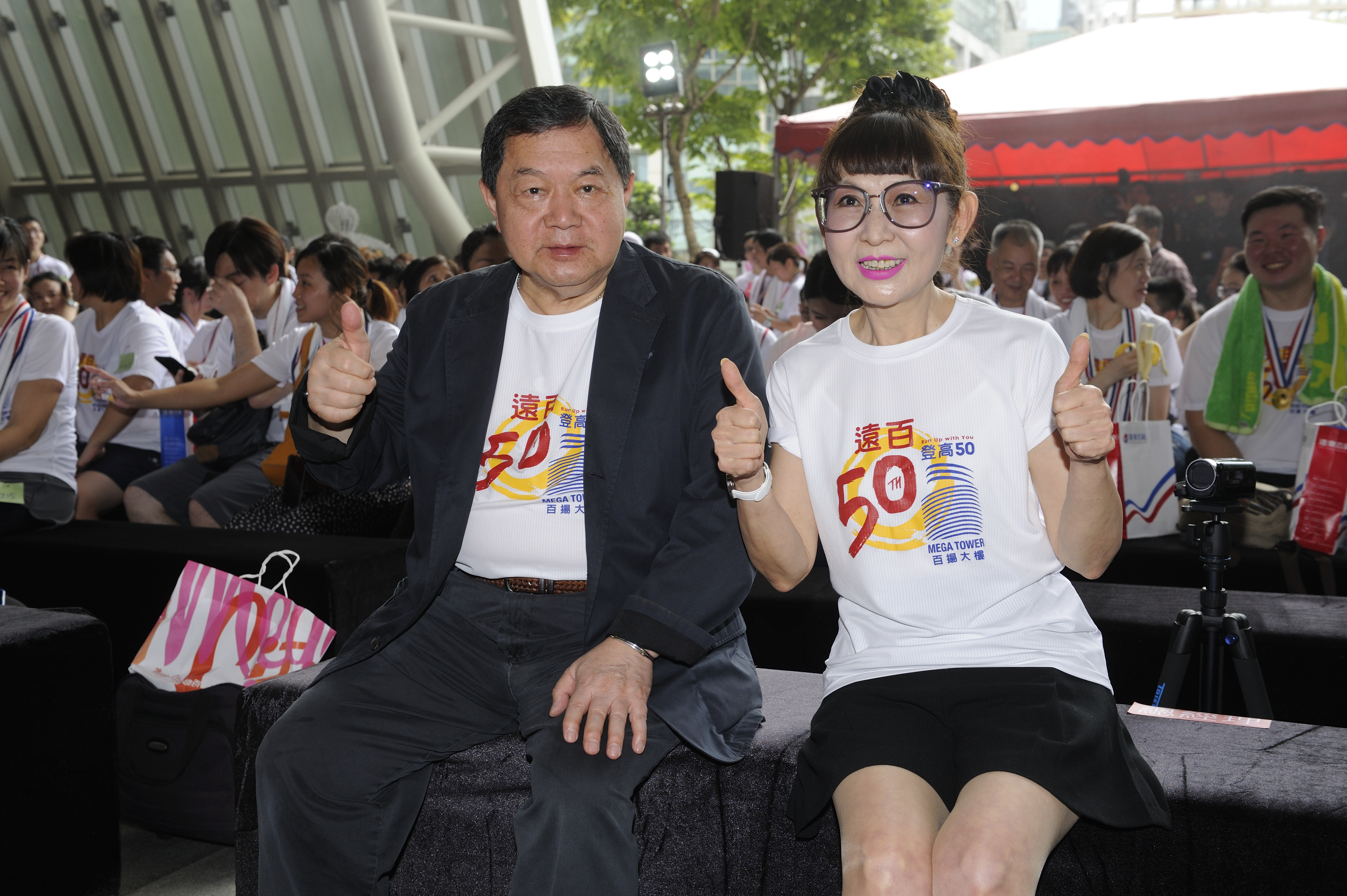 徐雪芳（右）身材纖細，笑說自己30年前的衣服都穿得下。