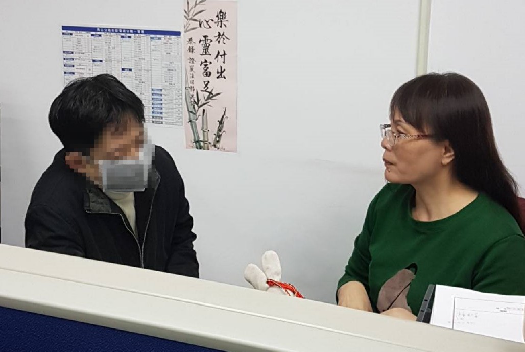 連失蹤老人協尋中心都轉介(右一)蔡淑女來幫忙協尋。(海山分局提供)