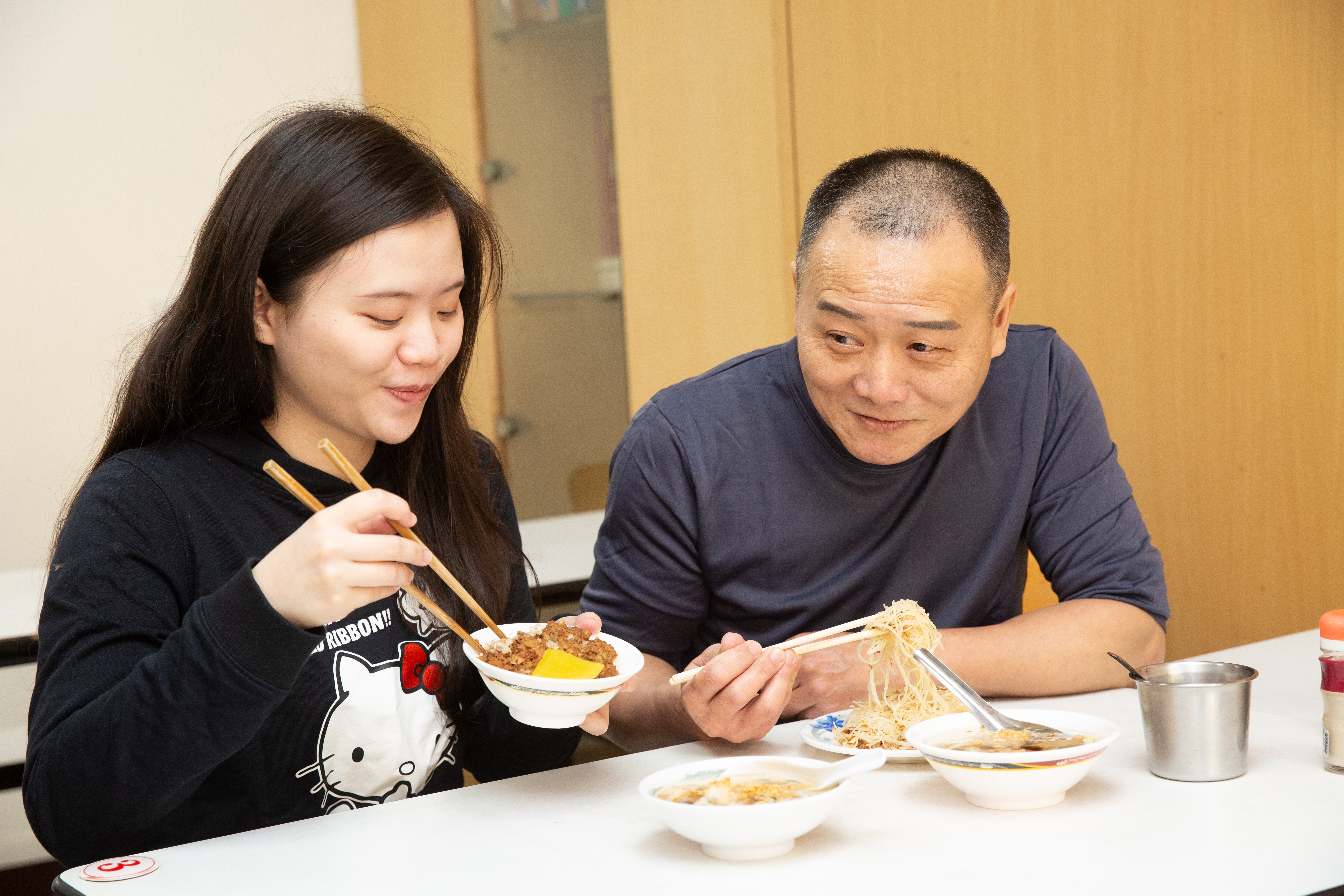 女兒馮羽汝（左）的鼓勵陪伴，讓馮坤志（右）重新振作，不再借酒澆愁。