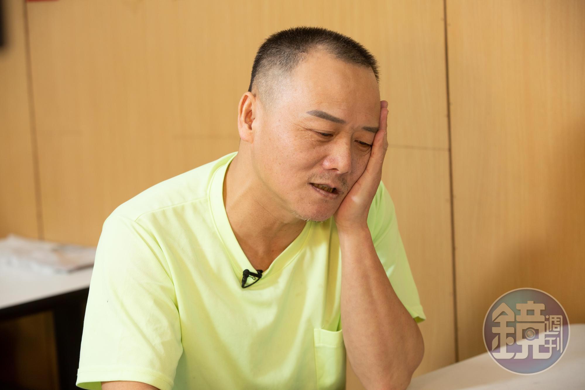回憶年少輕狂的荒唐往事，馮坤志面露懊悔神情。
