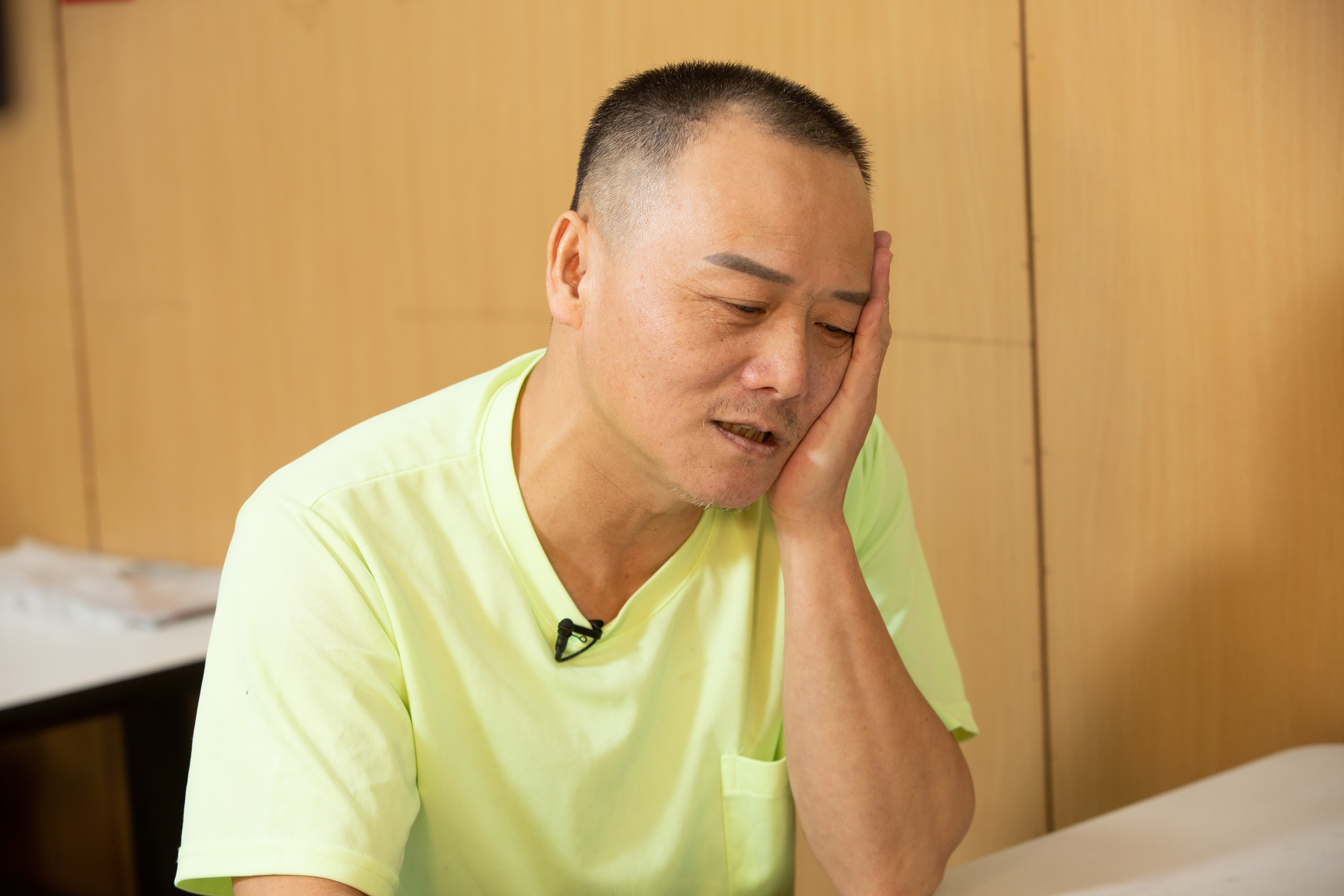 回憶年少輕狂的荒唐往事，馮坤志面露懊悔神情。