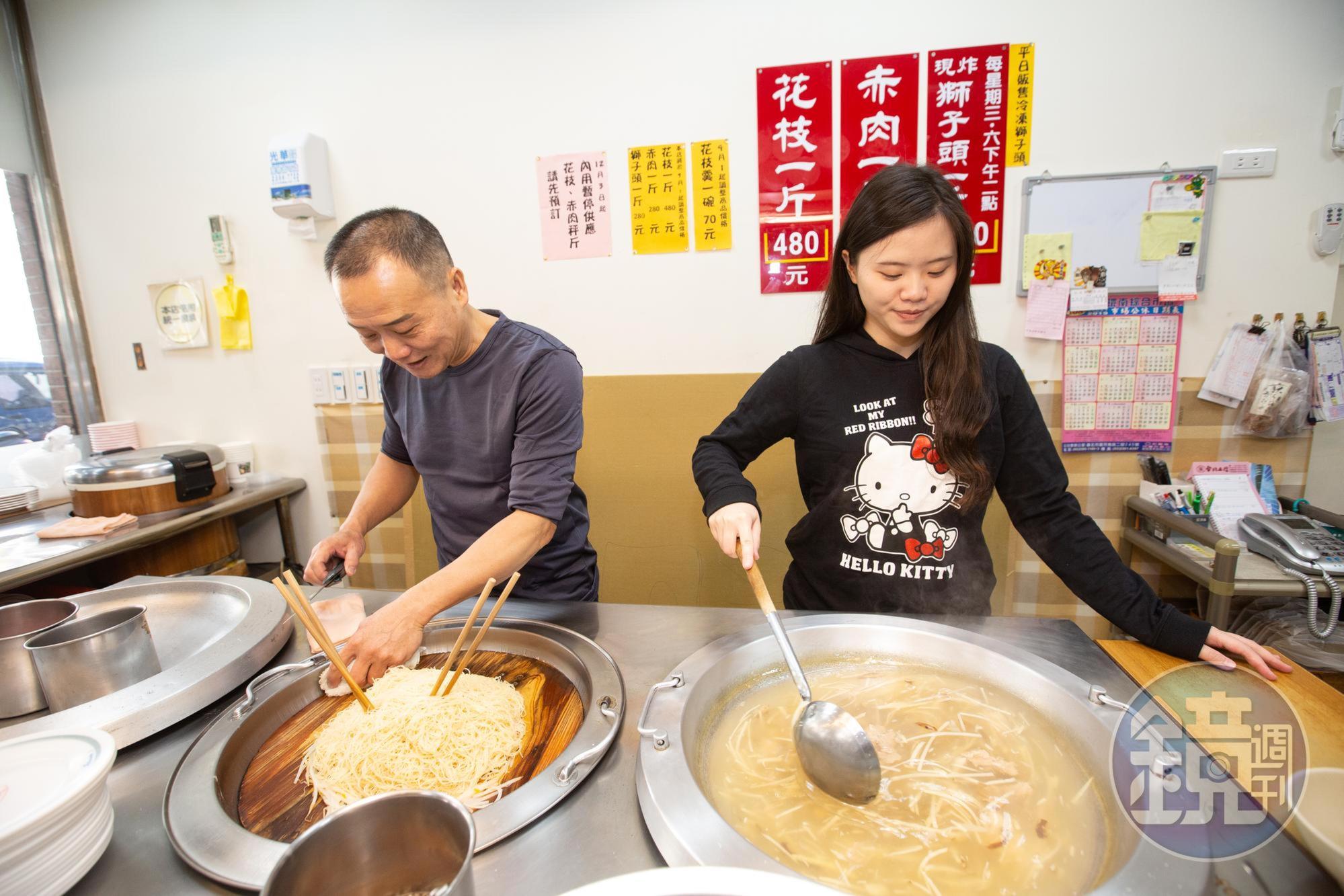 馮羽汝（右）常藉故要賺零用錢，其實是希望多陪伴父親馮坤志（左）。