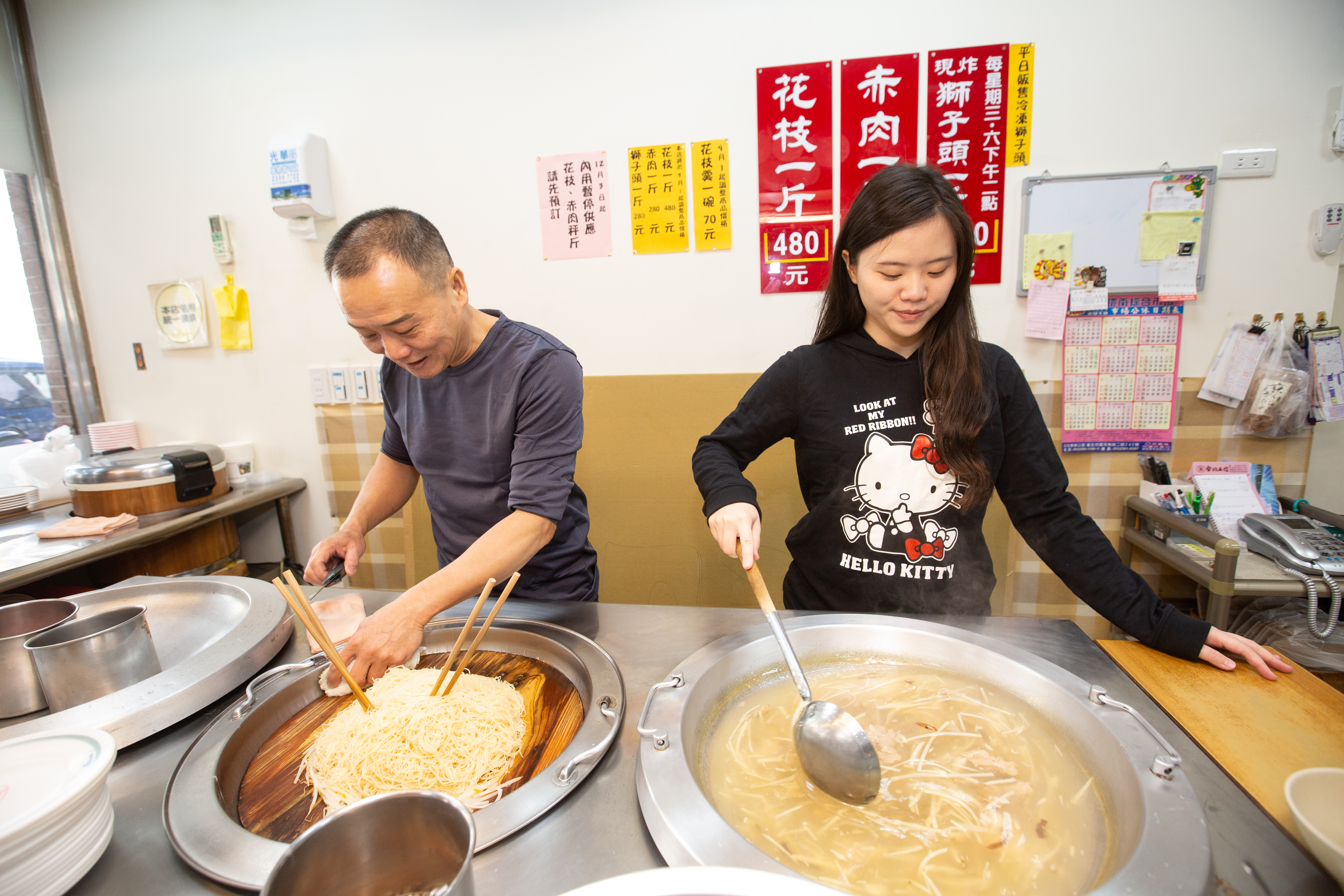 馮羽汝（右）常藉故要賺零用錢，其實是希望多陪伴父親馮坤志（左）。