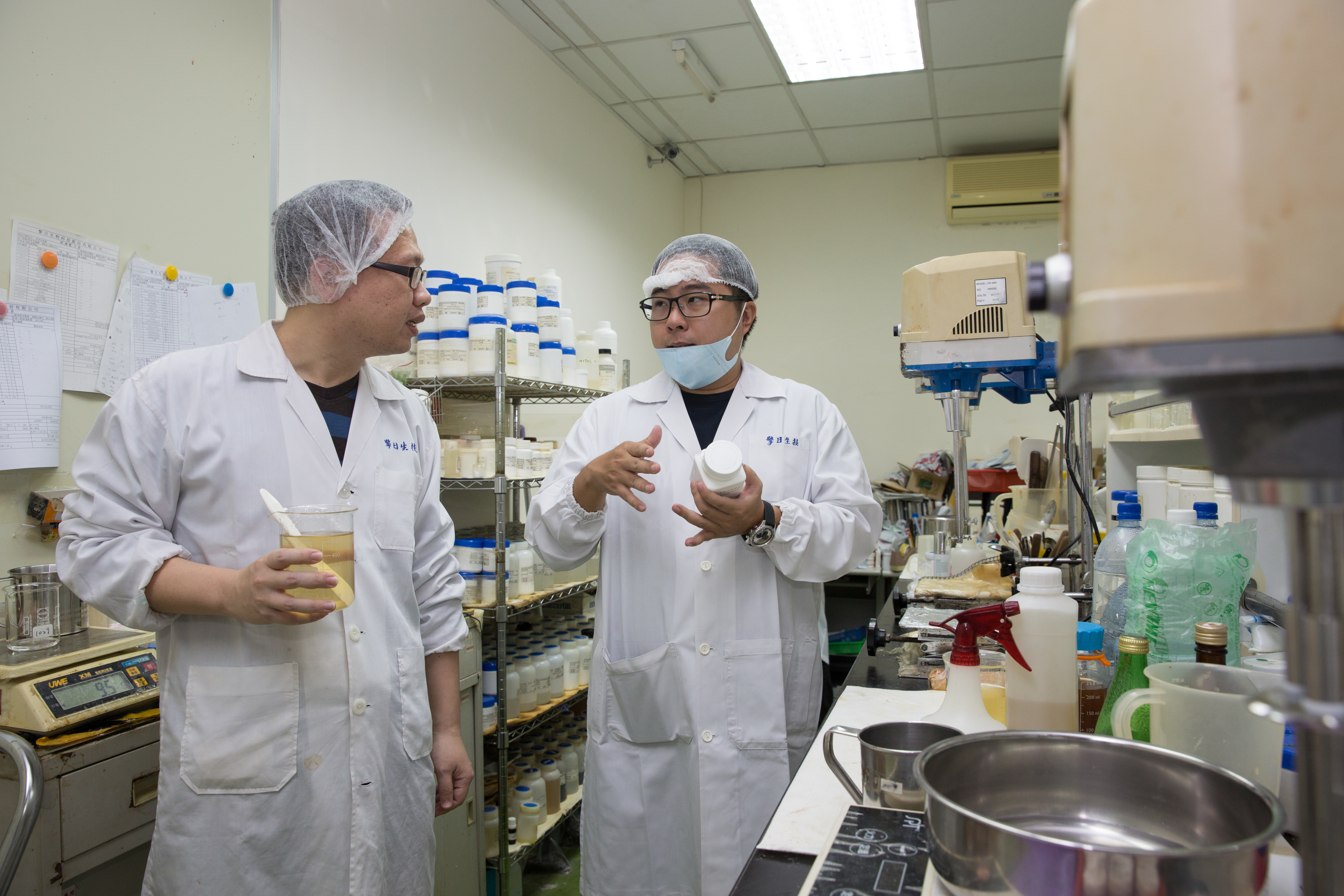 卓煜騰（右）主要合作的研發中心，有20年歐美大品牌代工經驗，玻尿酸萃取技術分子可更低。
