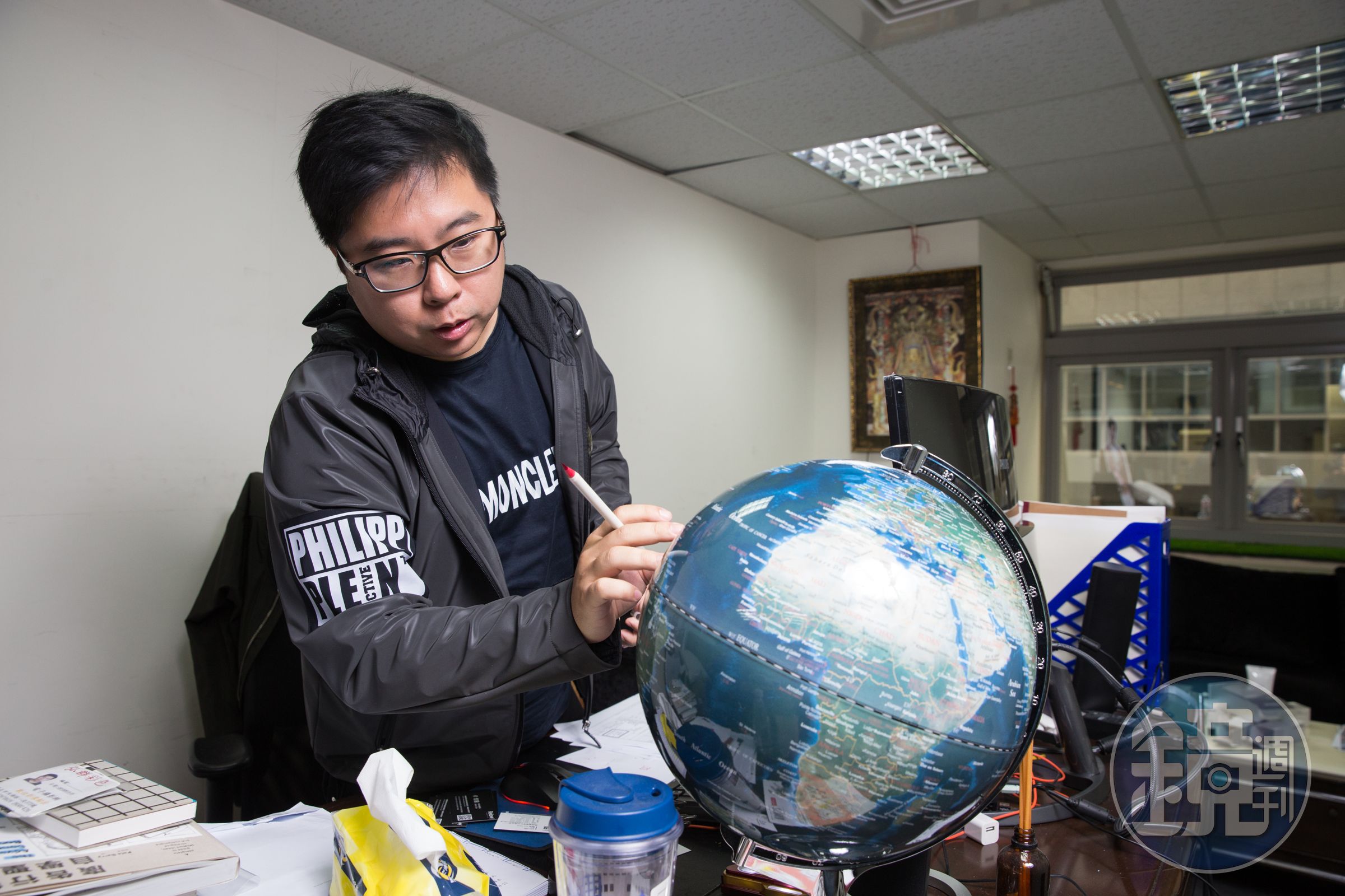 不喜歡受學校制約的卓煜騰，最喜歡旅遊碰撞靈感。他的事業也已佈局香港、星馬，他希望能讓台灣品牌站上國際。
