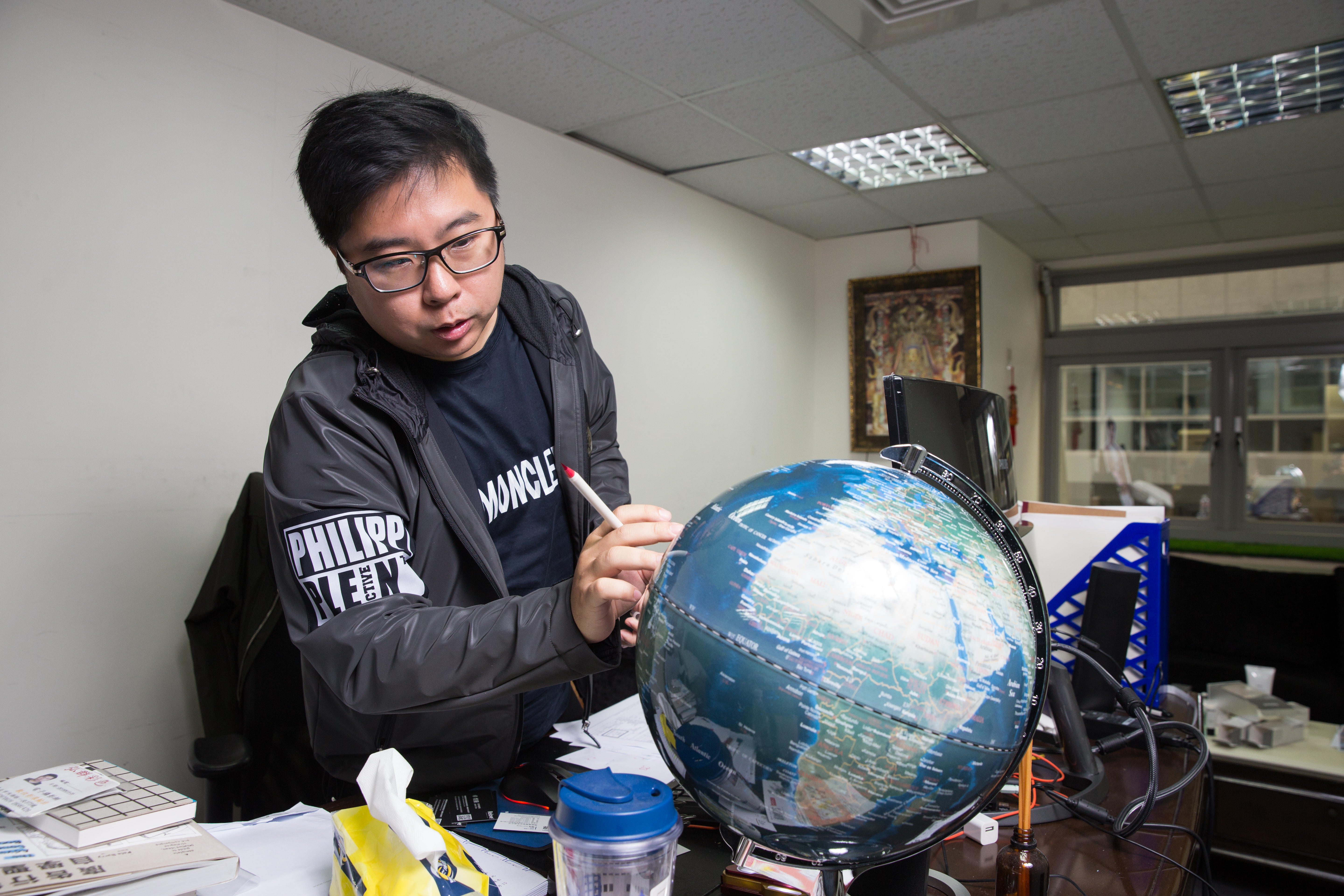 不喜歡受學校制約的卓煜騰，最喜歡旅遊碰撞靈感。他的事業也已佈局香港、星馬，他希望能讓台灣品牌站上國際。