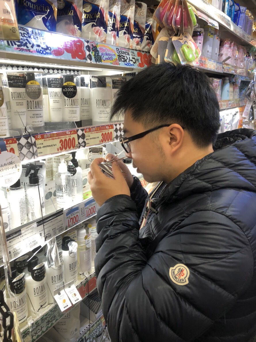 卓煜騰喜歡出國考察，每到一處必先逛百貨公司及藥妝店，蒐集產品包裝等資料。他也曾在中國北京開藥妝店。（卓煜騰提供）