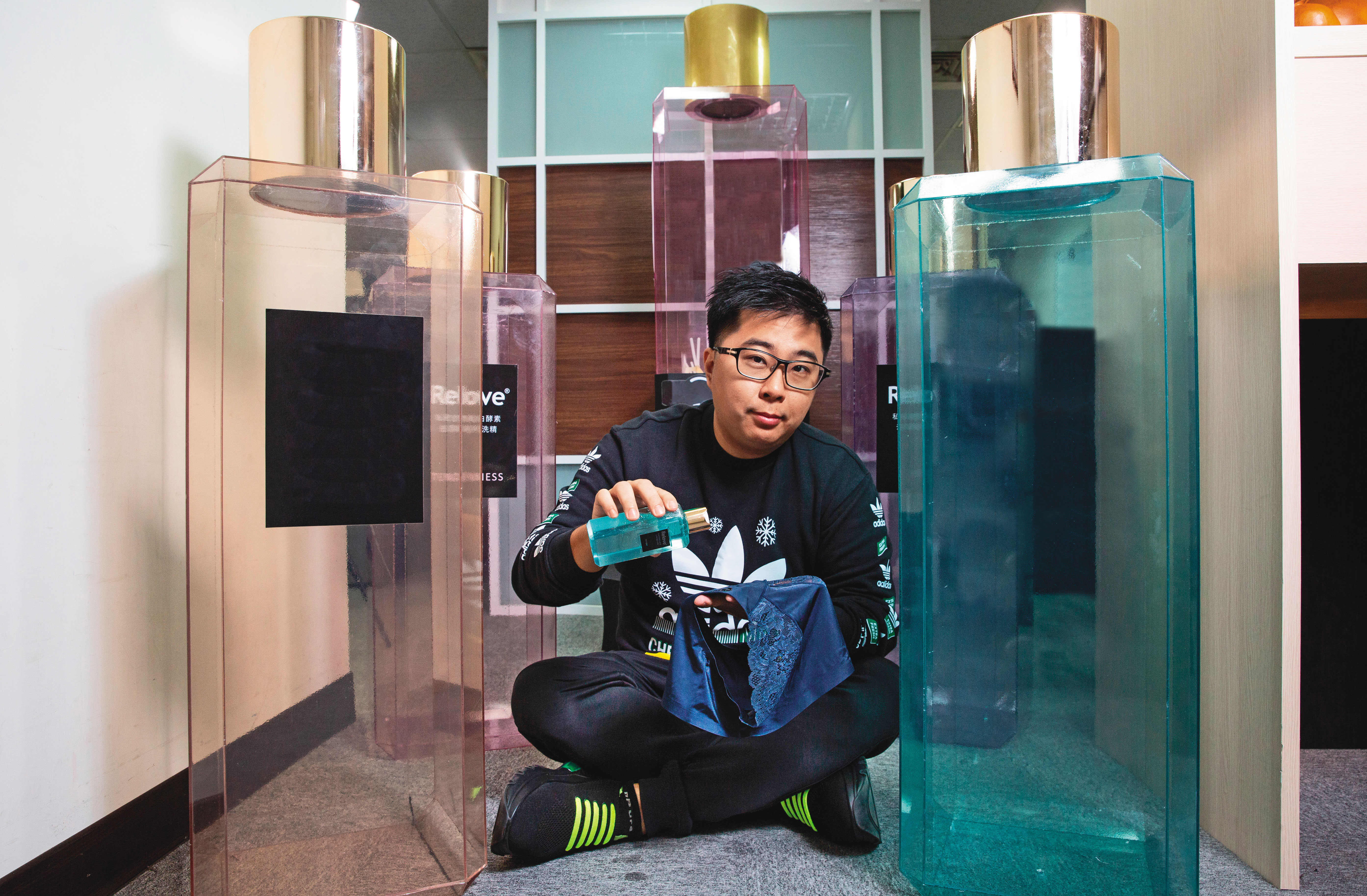 卓煜騰因聽聞新歡縮得妙好賣，24歲二度創業，棄面膜改做女性私密處保養品。花7年時間打成功打響品牌，去年營收3.3億元。