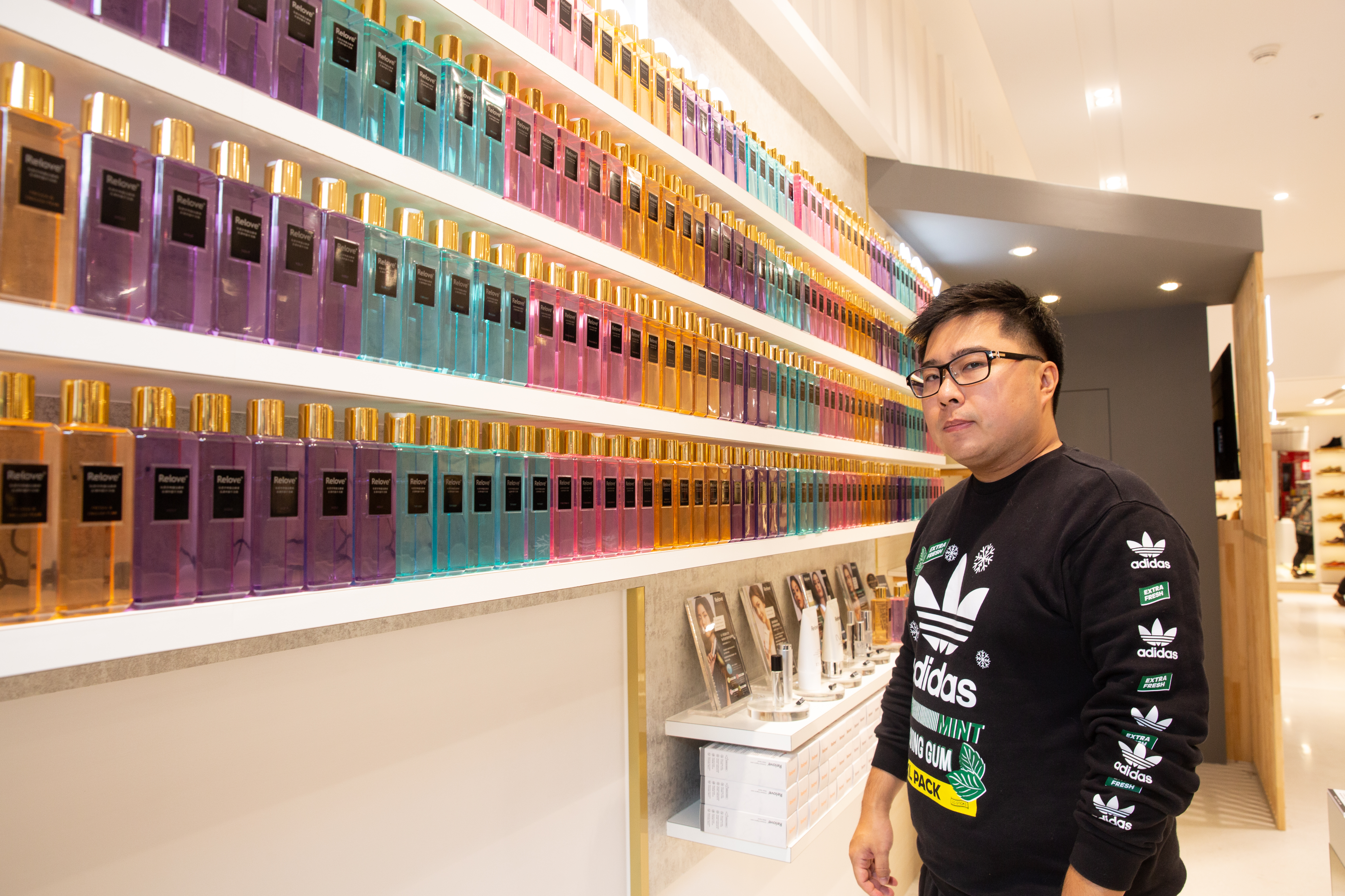 八年級生卓煜騰，覺得自己創業路上受到不少傳統思維的阻撓。光是他想將私密保養品打造成精品，申請品牌補助時就被駁回。