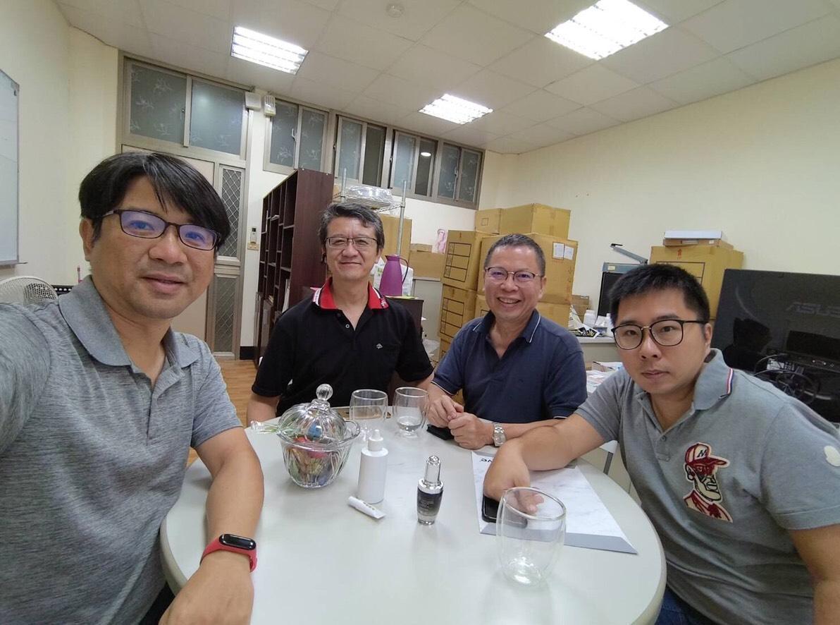 卓煜騰(右一)找來婦產科名醫鄭丞傑(右二)擔任品牌顧問。（卓煜騰提供）