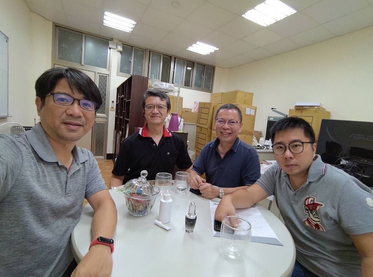 卓煜騰(右一)找來婦產科名醫鄭丞傑(右二)擔任品牌顧問。（卓煜騰提供）