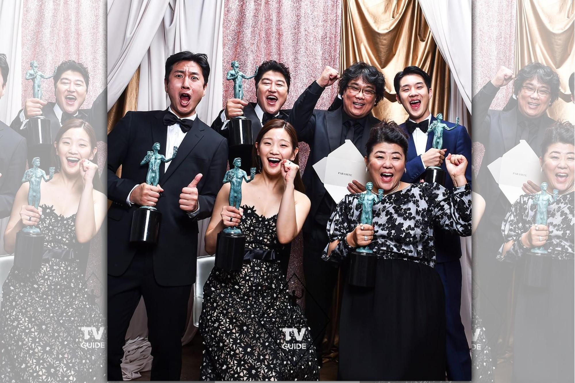 《寄生上流》獲美國演員工會獎的最佳整體演出獎，開心舉獎杯合照。（翻攝自TVGUIDE IG）