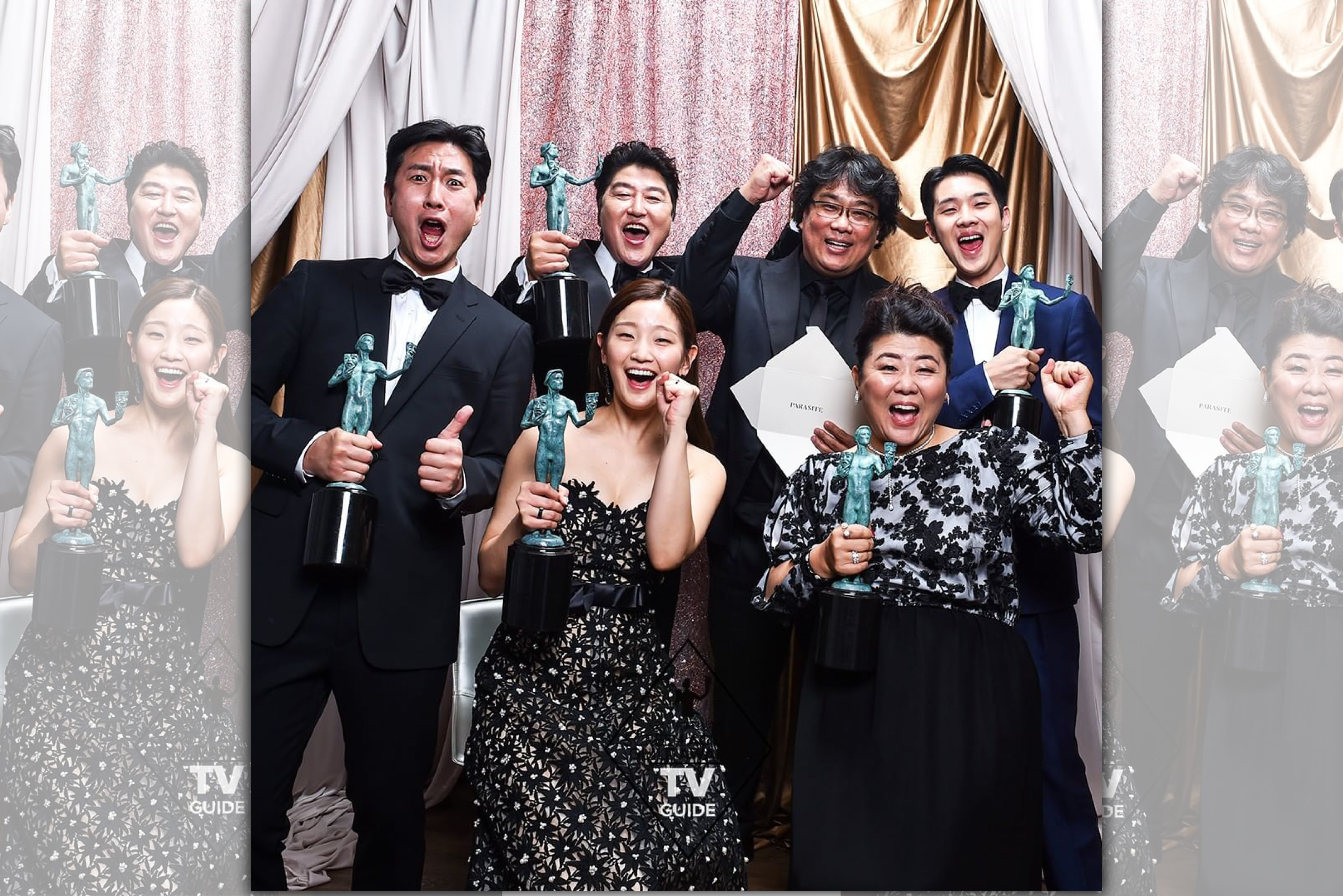 《寄生上流》獲美國演員工會獎的最佳整體演出獎，開心舉獎杯合照。（翻攝自TVGUIDE IG）