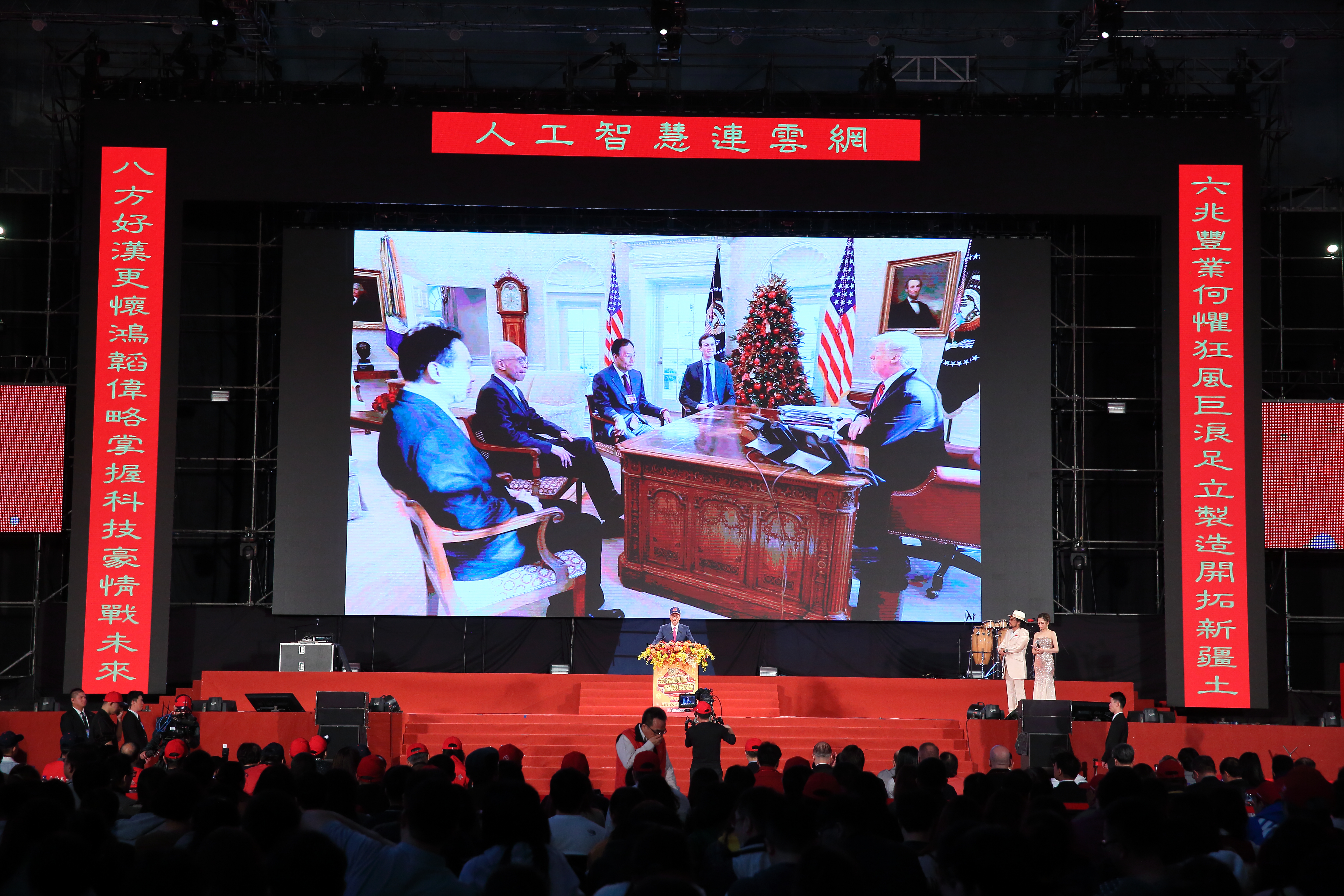 每年鴻海集團尾牙宴將有3.5萬名員工與眷屬參與，現場發放的現金獎是否又創紀錄，就等本週三揭曉。圖為去年尾牙宴現場。