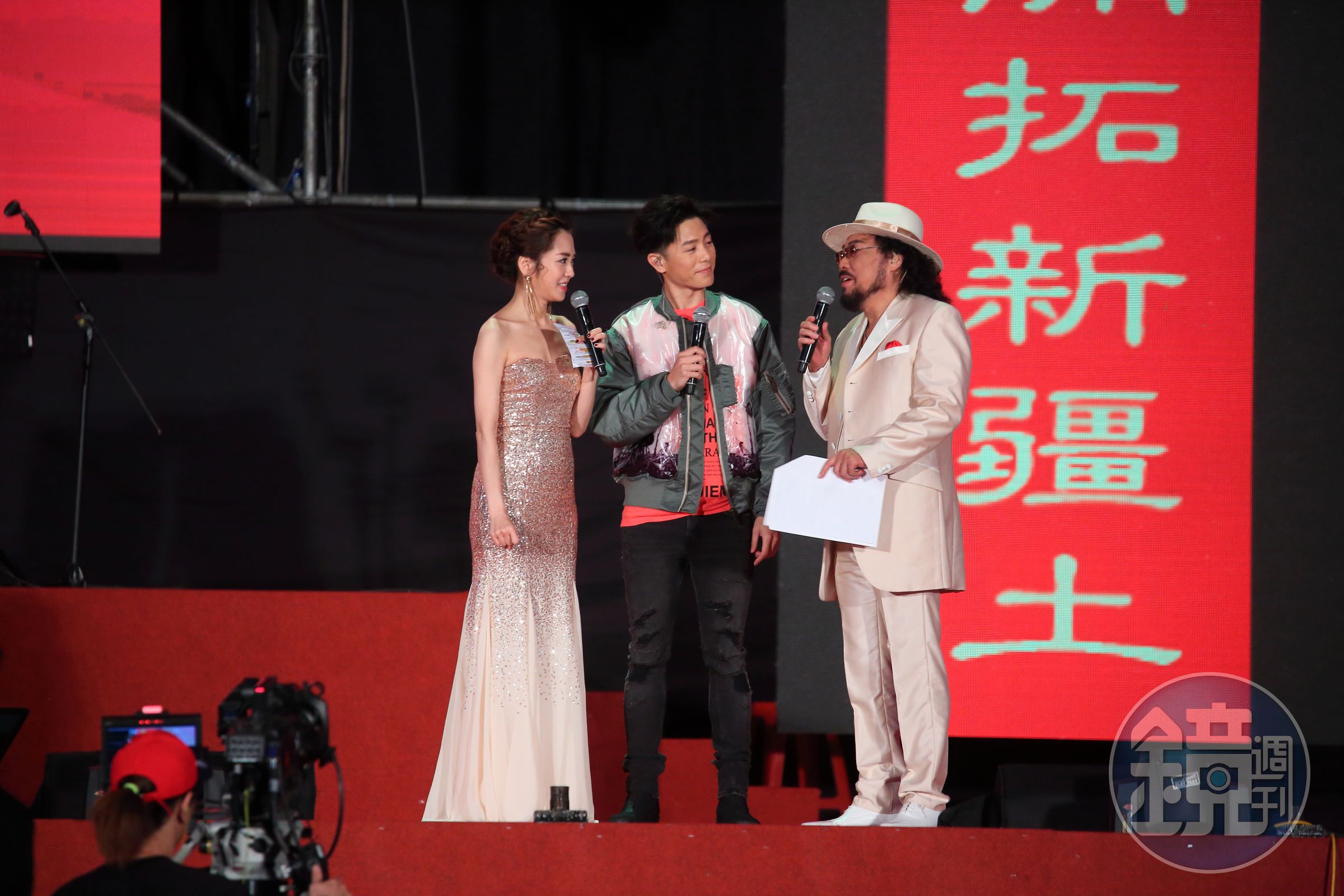 每年初的鴻海尾牙宴備受各界矚目，今年預計共53組藝人演出。圖為去年鴻海尾牙宴，主持人張菲、楊千霈訪問藝人韋禮安。
