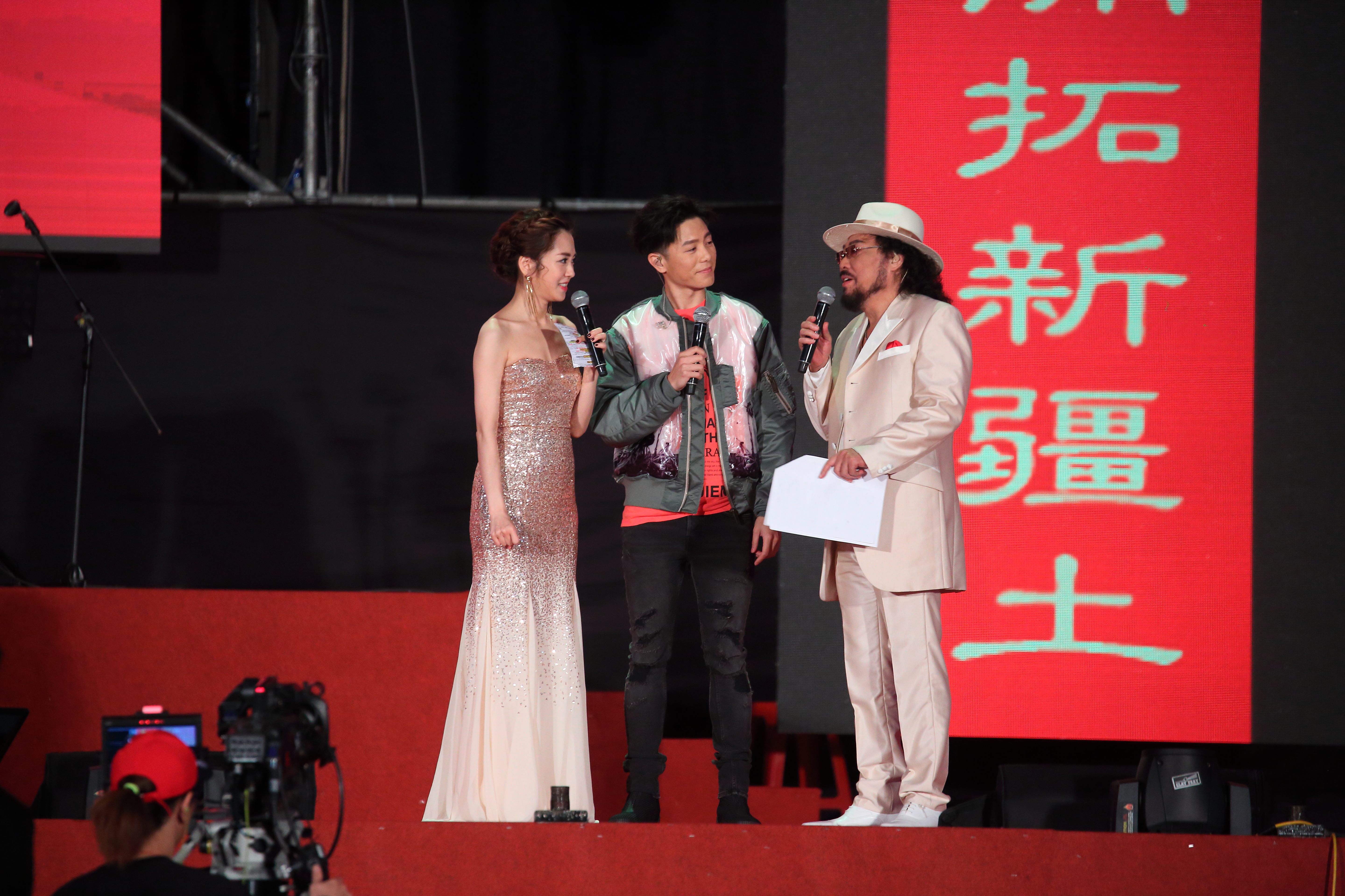 每年初的鴻海尾牙宴備受各界矚目，今年預計共53組藝人演出。圖為去年鴻海尾牙宴，主持人張菲、楊千霈訪問藝人韋禮安。