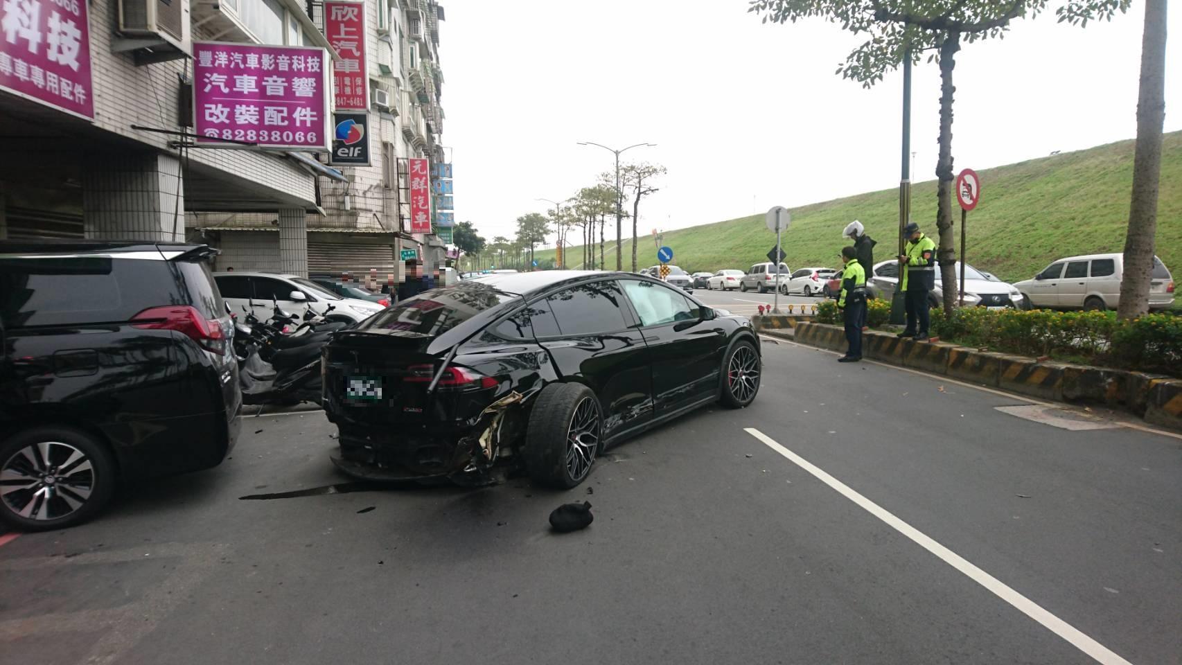 特斯拉轎車在發生撞擊車禍後，後保桿及輪胎均脫落。（翻攝畫面）