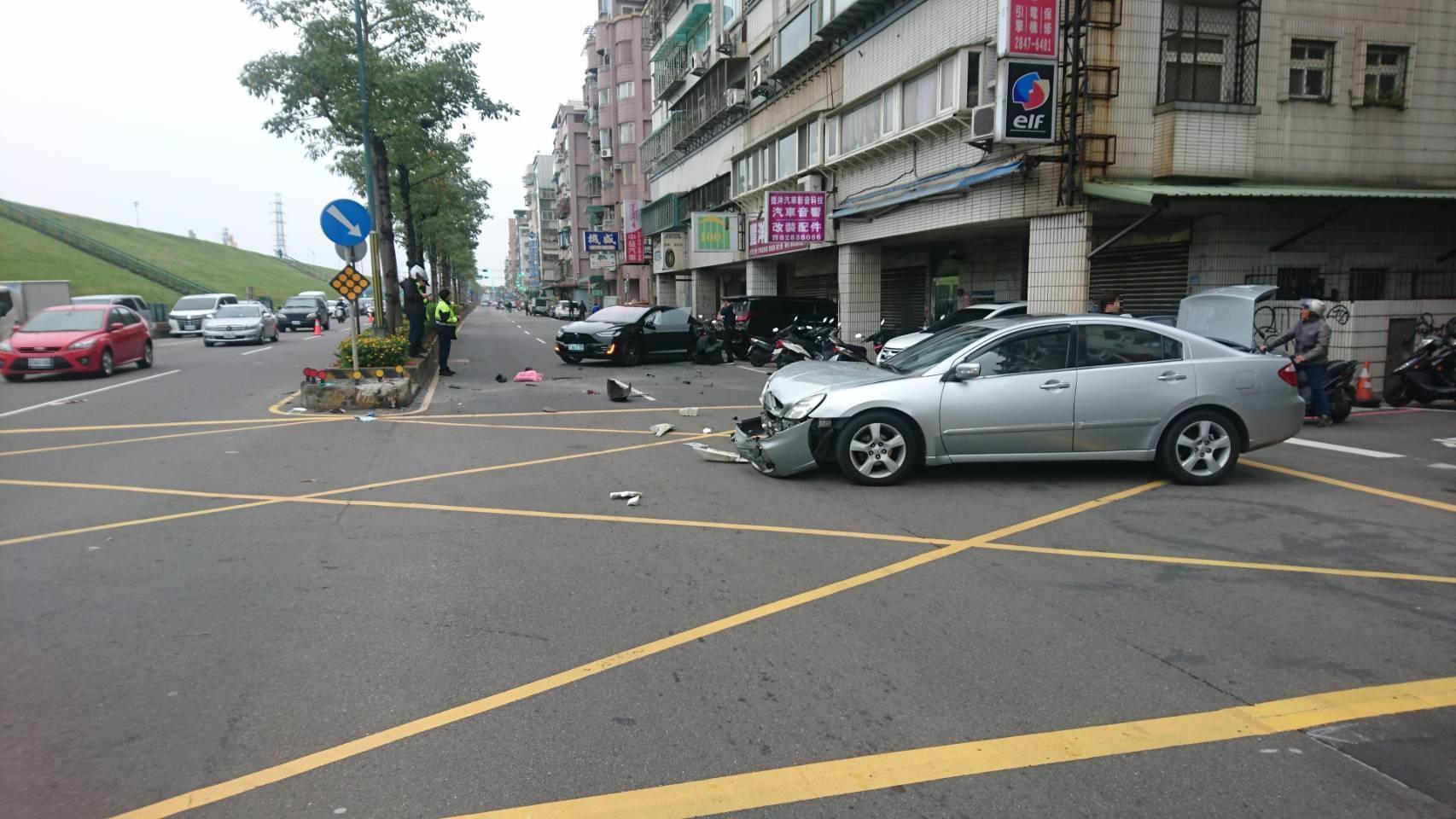 銀色轎車和特斯拉發生碰撞後，左側車頭嚴重毀損。（翻攝畫面）