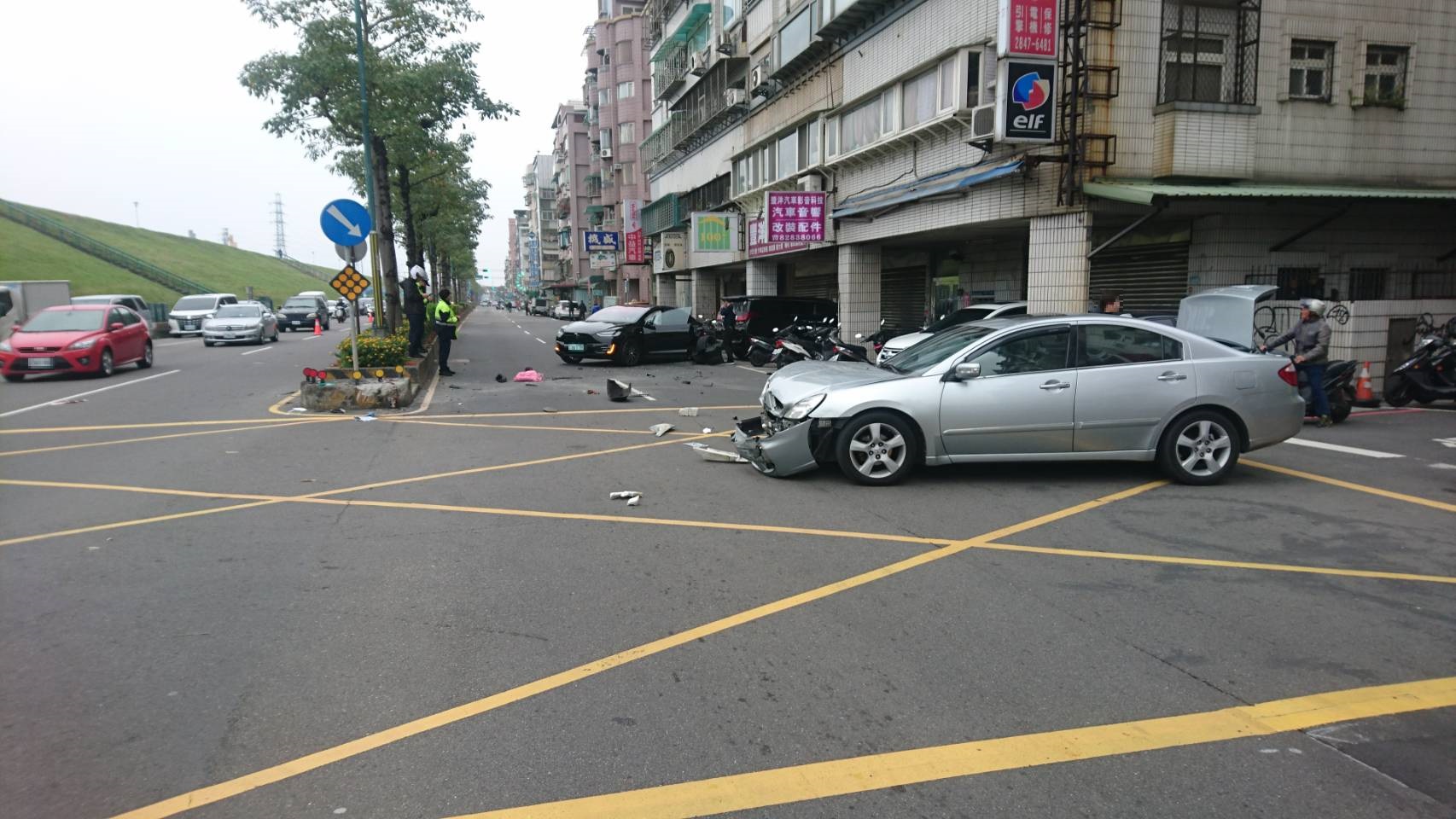 銀色轎車和特斯拉發生碰撞後，左側車頭嚴重毀損。（翻攝畫面）