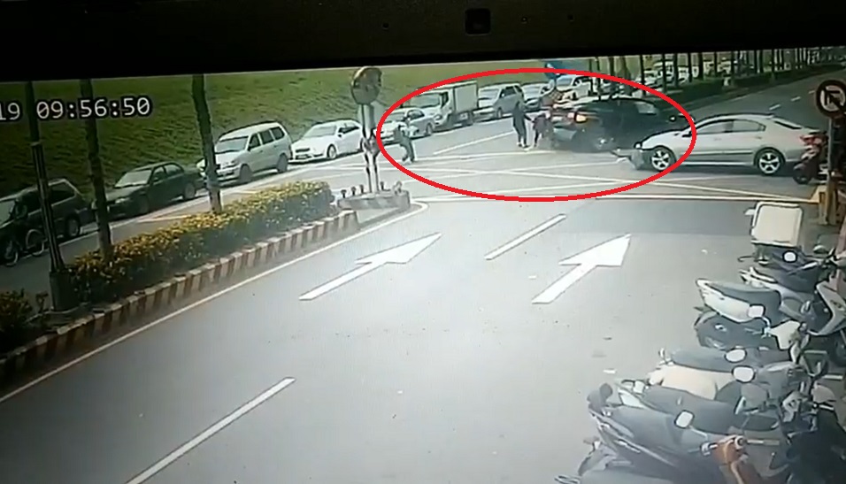 新北蘆洲區環堤大道19日發生一起死亡車禍,無辜張姓女童和家人過馬路慘遭撞死。(翻攝畫面)