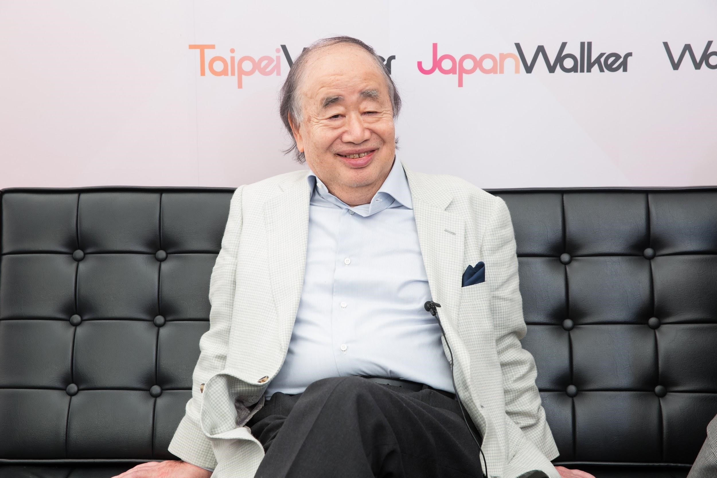 角川歷彥認為藉由相關法規的設立，方能杜絕盜版並保障創作者的權益。