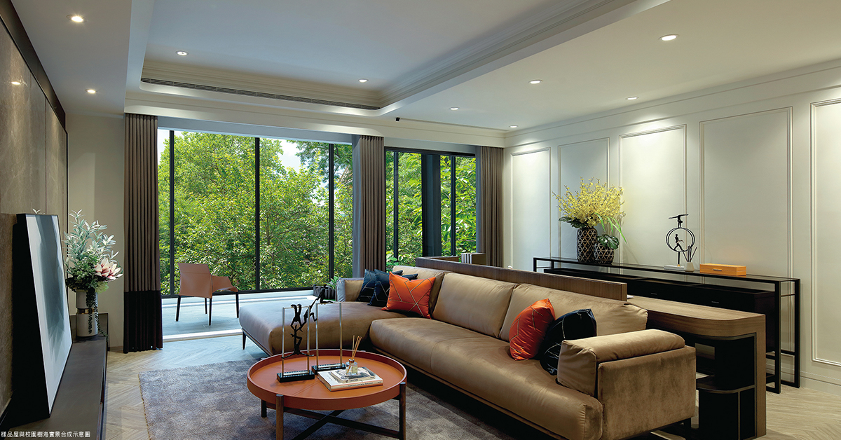 「台大龍門」雙校園首排永久棟距,47坪產品坐在客廳即能享有大片綠意窗景。(圖為樣品屋實景照,合成樹海景色示意)