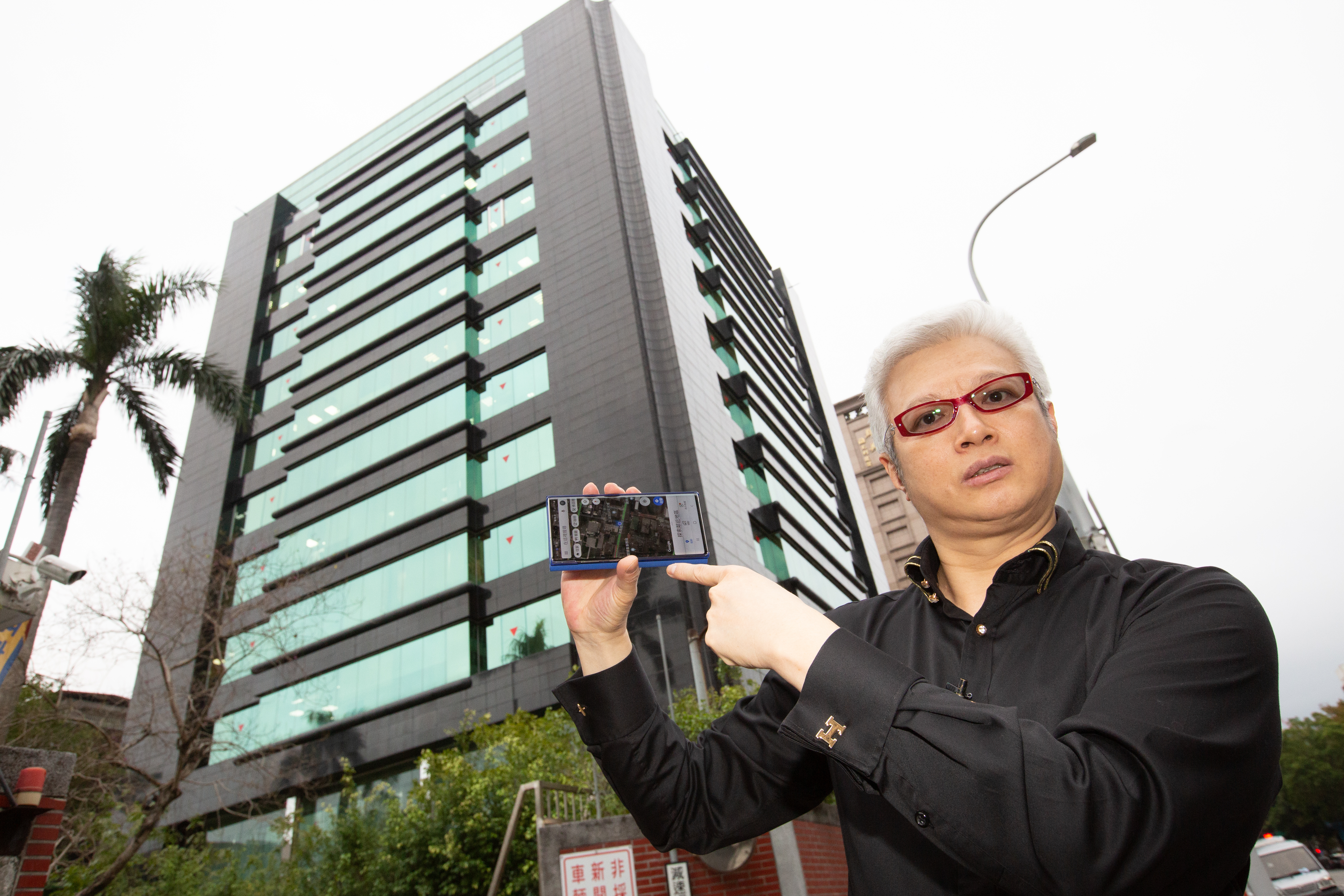 命理勘輿大師蔡上機指出，中興大樓位於大樓西側的研究室等於坐在煞位上，位子當然很難坐穩。