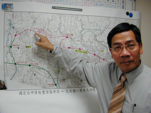第7屆立委簡肇棟曾撞死人且肇事逃逸，事後他開記者會宣布辭去立委職務。（翻攝自簡肇棟臉書）