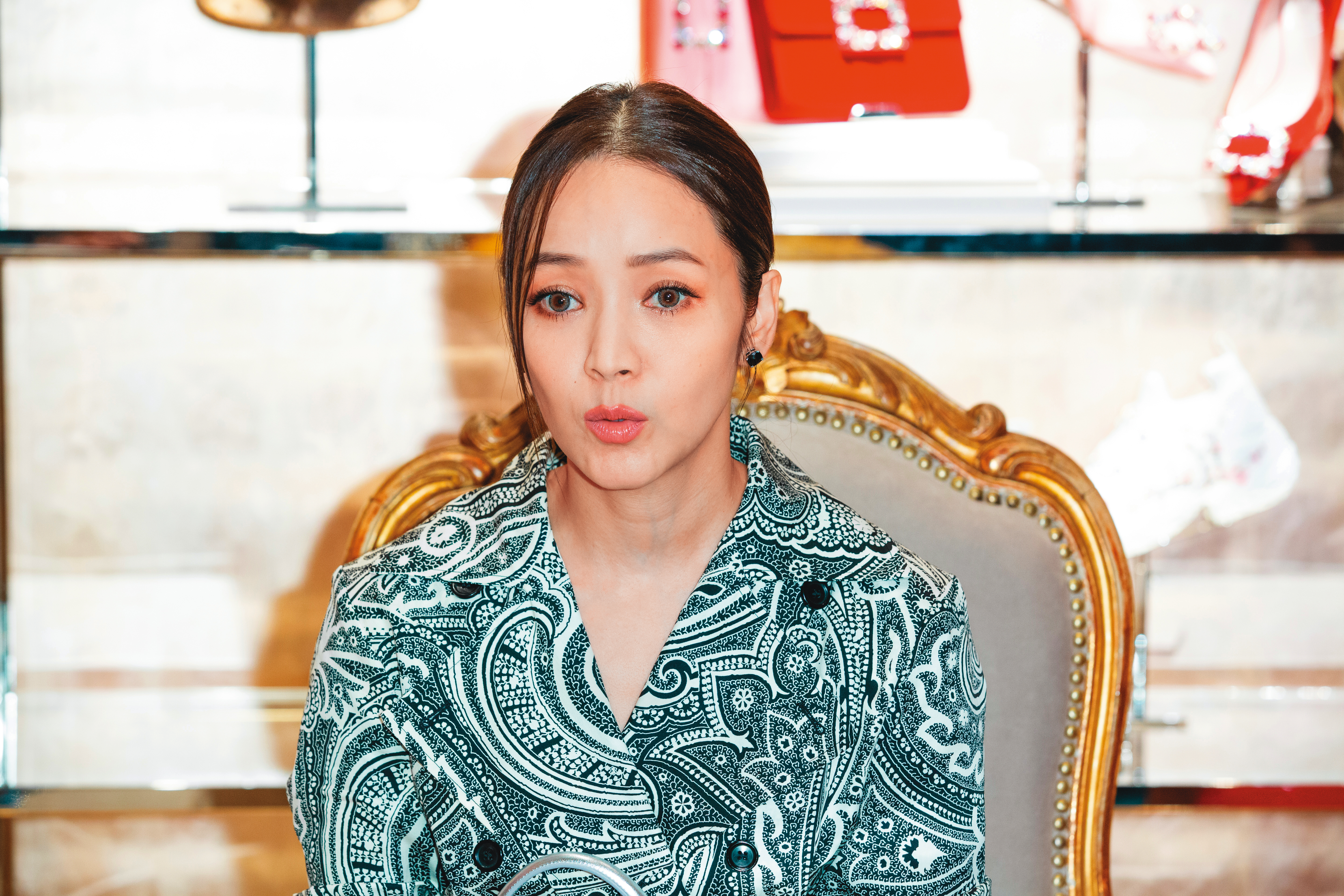 侯佩岑每每一現身，都讓人不禁想仔細看她的面貌，總是哪邊又變了一點，哪邊又比之前更妙。