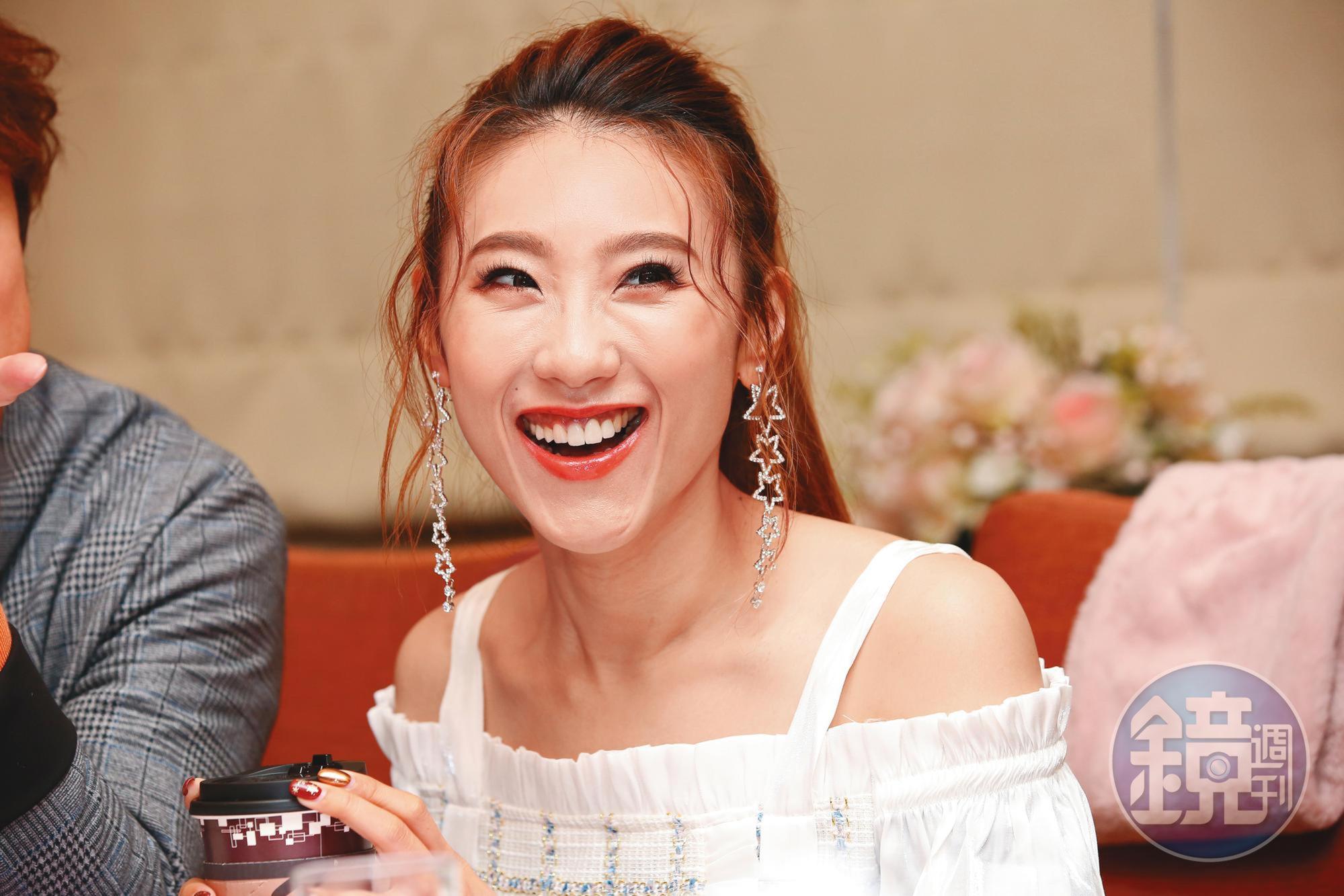 謝金晶畢竟是謝金燕同父不同母的妹妹,兩人臉上總算有存在相同的基因。