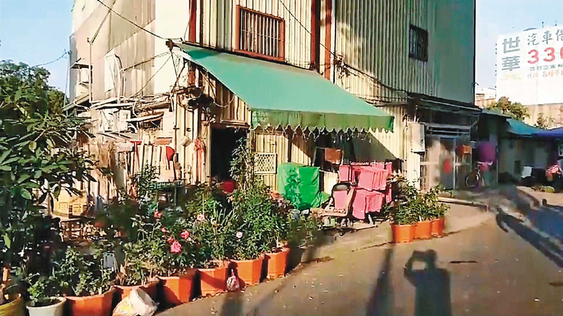 發生命案的台南市東豐路鐵路旁違建，是經營30年的私娼寮。（東森新聞提供）