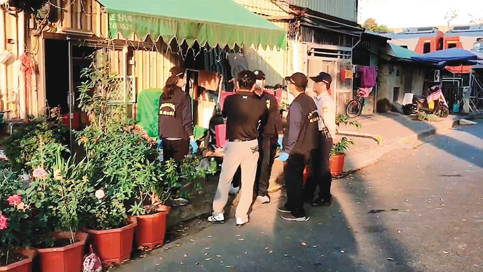 陳智賢行凶後報警自首，轄區員警趕到現場調查。（東森新聞提供）