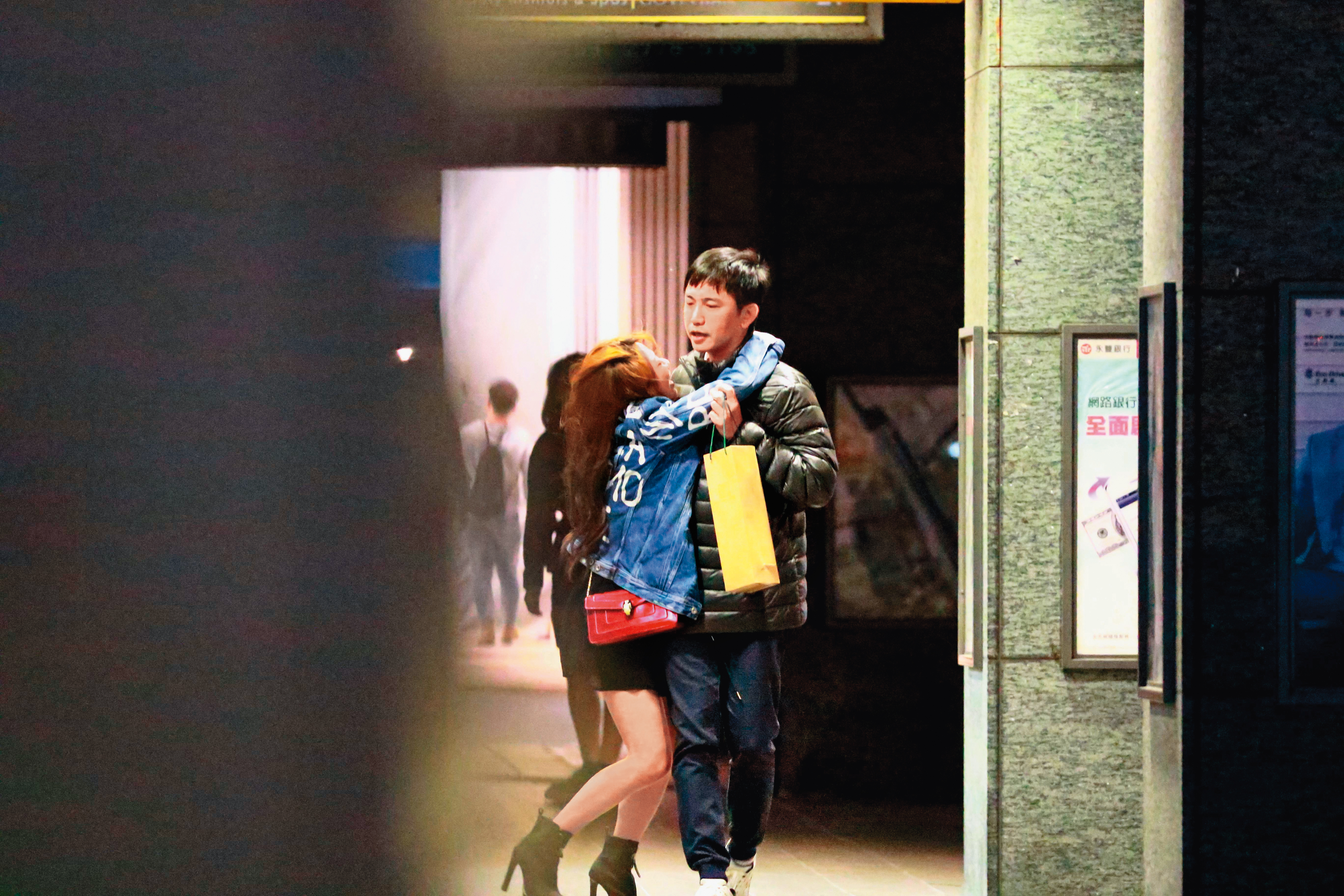 一看王祚軒（右）就是專門來收拾殘局的，只見他滿臉悲情地拖掛著酒醉、搖搖晃晃的老婆佩甄。