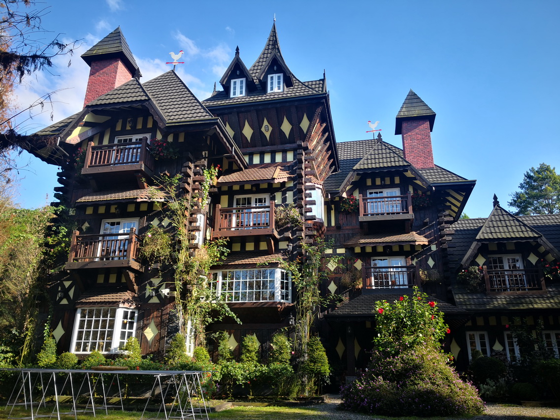 像是歐式城堡的建築，吸引來遊玩的遊客入內拍照。