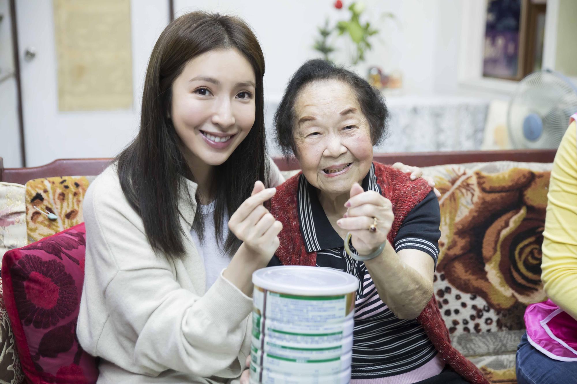 楊謹華應愛最大慈善光協會之邀，探望丈夫離世、膝下無子的92歲陸奶奶。（愛最大慈善光協會提供）