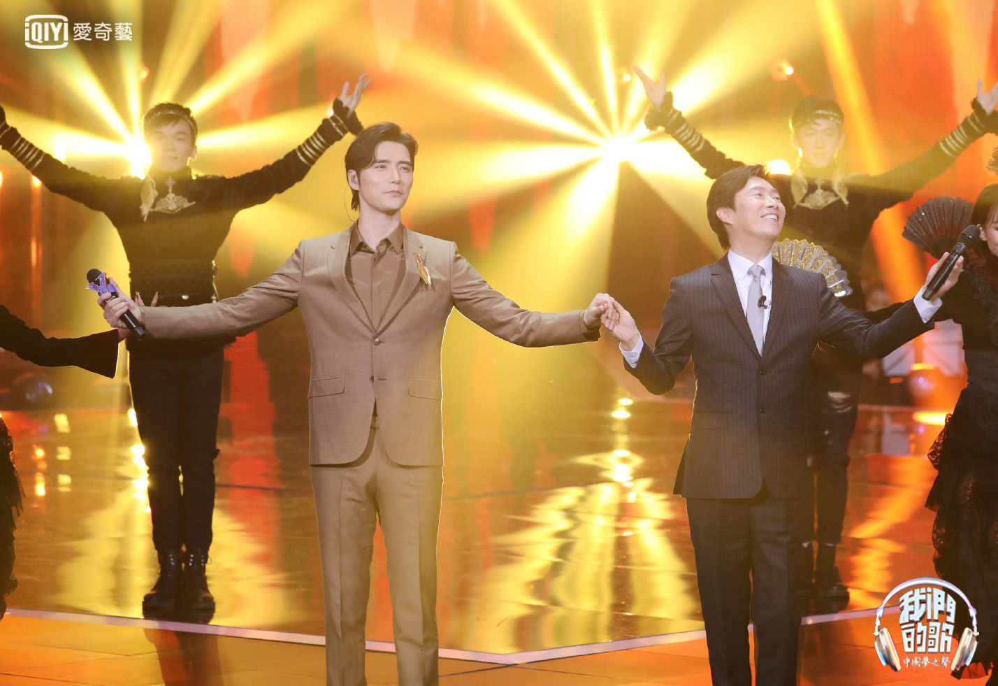 費玉清（右）與阿云嘎在《我們的歌》以兩種不同風格唱腔，唱出新的風格。（愛奇藝台灣站提供）