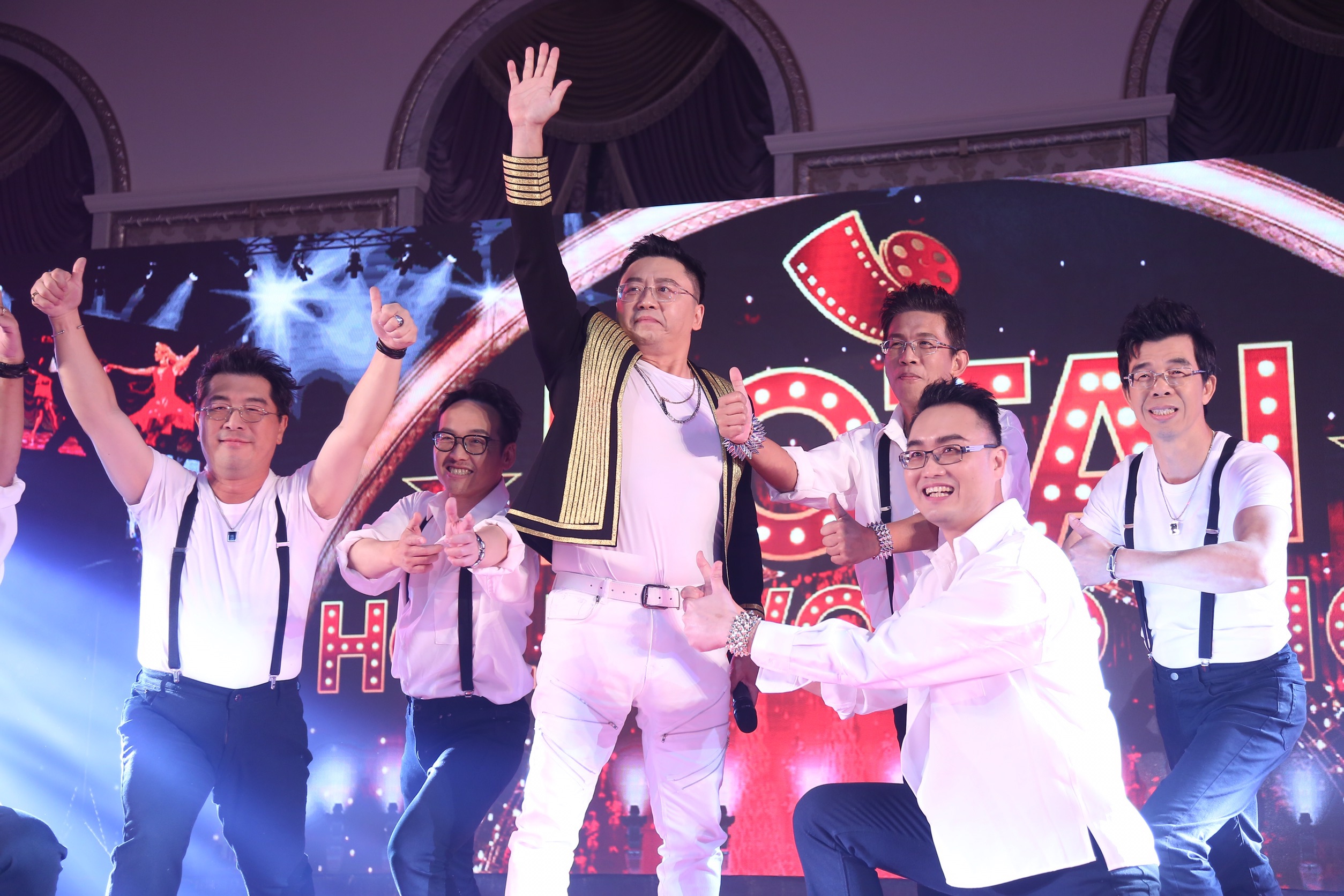 和泰汽車再度蟬聯車市銷售龍頭，總經理蘇純興尾牙宴再度率領一級主管上台表演。