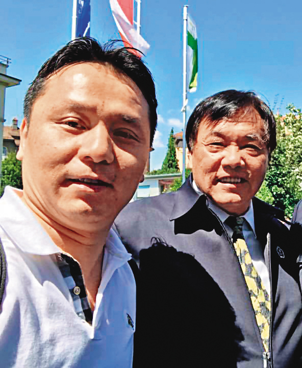 泳協前後任理事長許東雄(右)曾正宗(左)被控用人頭會員,操控選務。(曾正宗臉書)