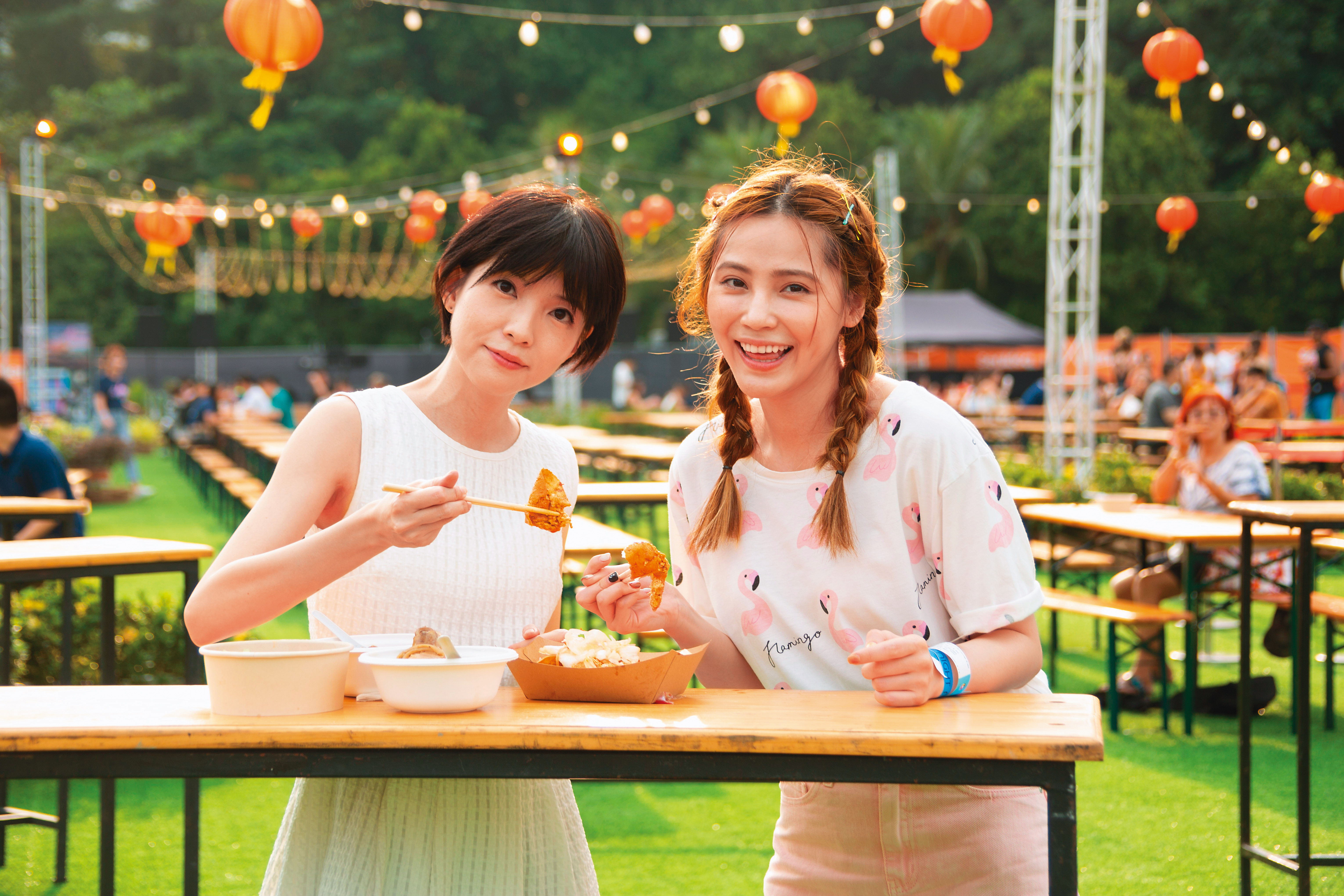 郭美美（左）與好友邱慧雯（右）一起到新加坡，出席美食活動「士林嘉年華之寧夏夜市」，2個愛吃鬼還真的每攤吃透透。