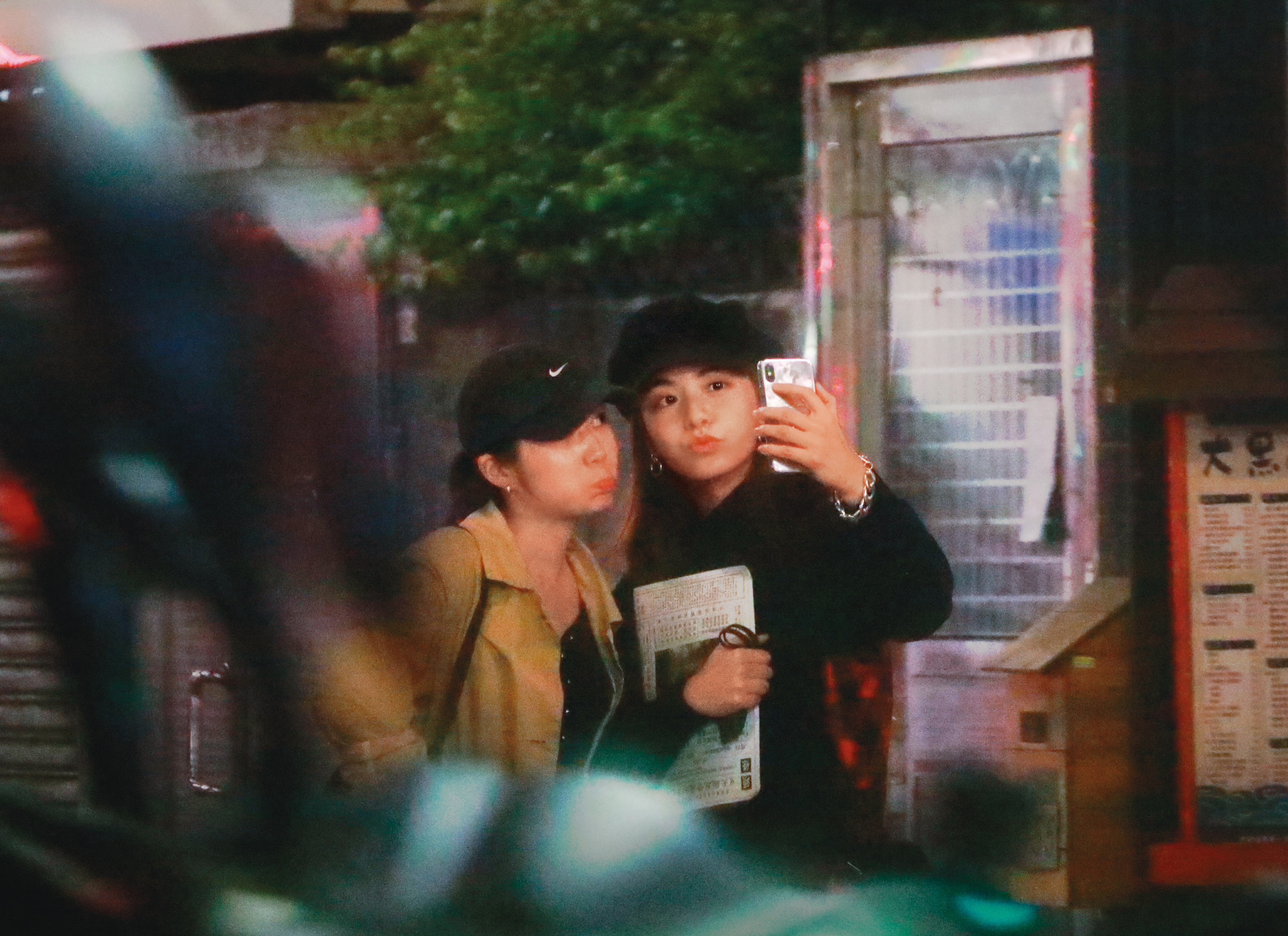 1/6 00：27 與好友的宵夜結束後，由宋芸樺掌鏡，兩人以自拍作為聚會的ending。