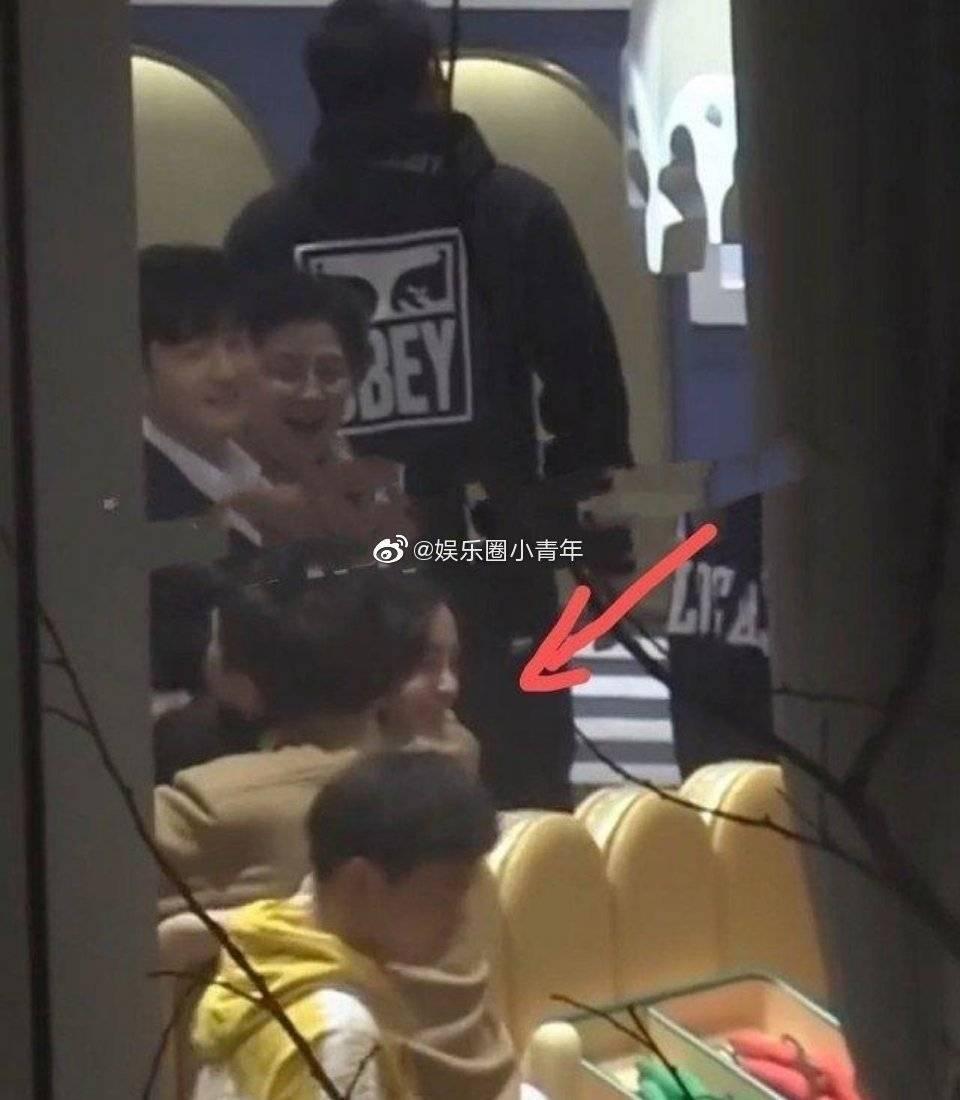 黃曉明與Angelababy終於合體為愛兒小海綿辦慶生趴,鄧超離開時擁抱Angelababy,黃曉明則站在她身後。(翻攝自追星狗微博)