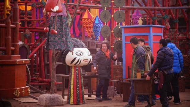 藝術總監赤塚佳仁（左一）在《西遊伏妖篇》拍片現場。 （星輝海外有限公司提供）