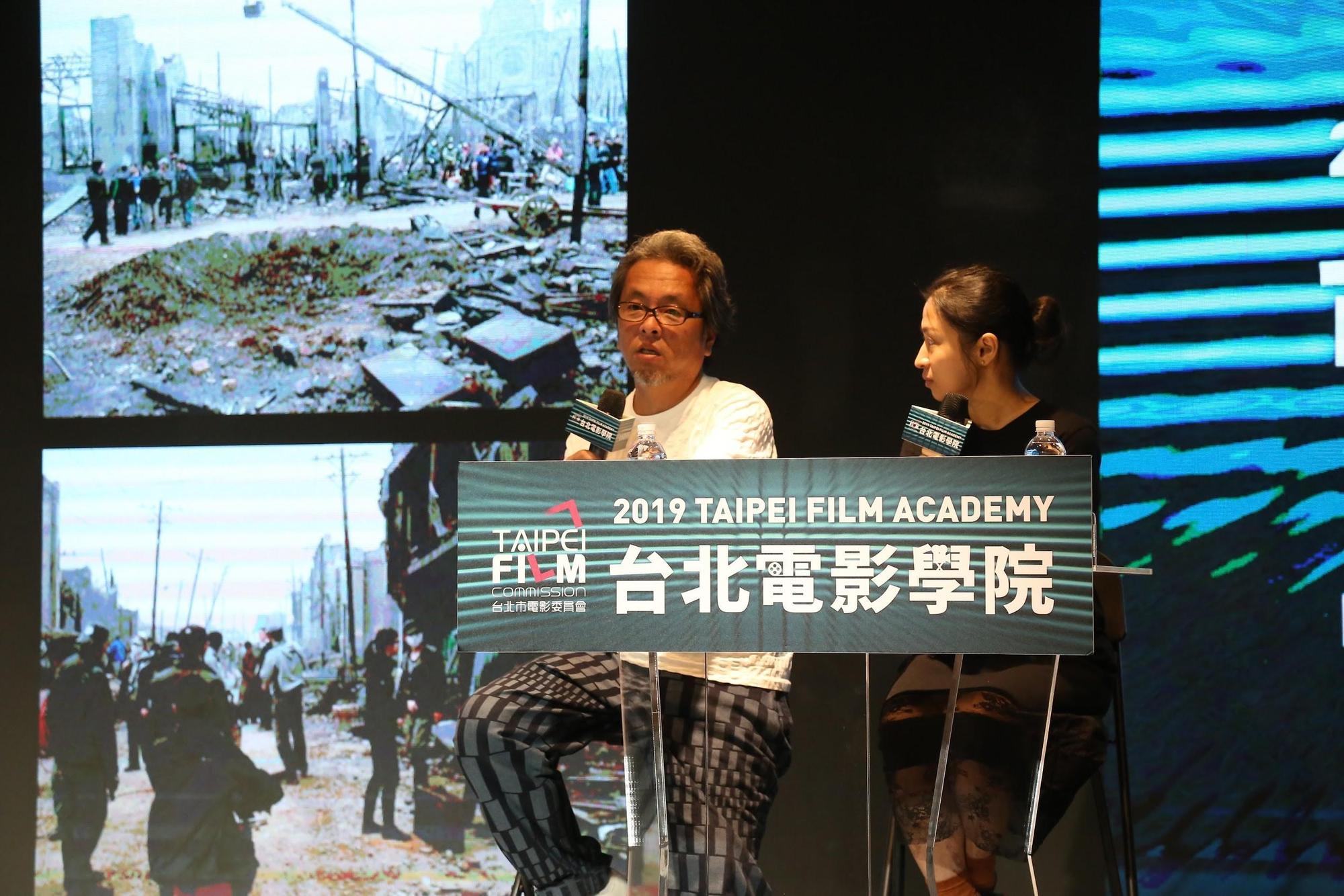 赤塚佳仁(左)日前應台北市影委會邀請擔任「台北電影學院」講座講師分享從事電影美術的經驗。(台北市影委會提供)