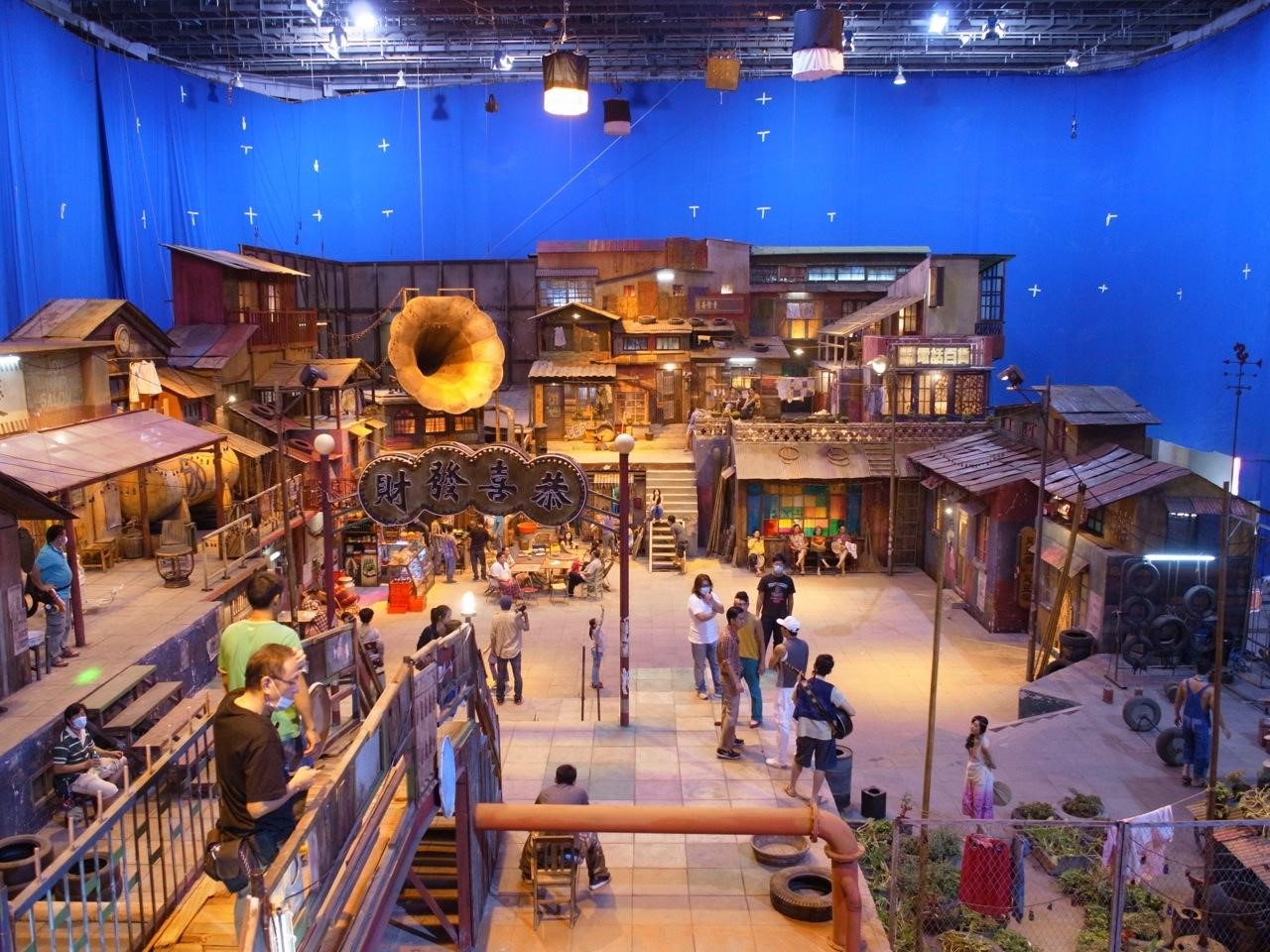 《天台》片中重要的天台場景在北京搭景拍攝，場景設計充滿動漫奇幻色彩。（創映電影提供）