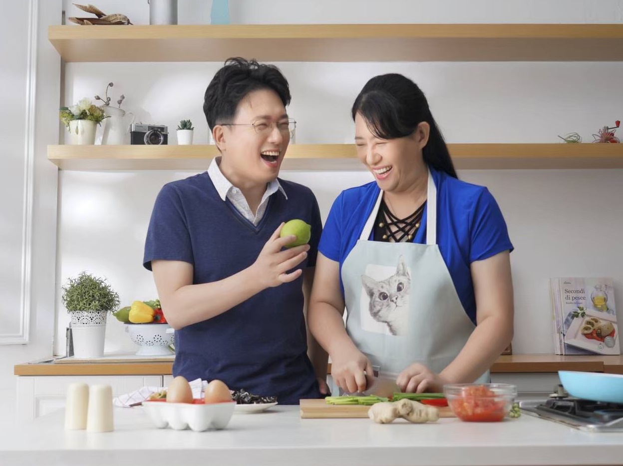 江坤俊出版新書《每日好D實踐版》，和太太一起公開江家的家常料理，用更淺白的方式告訴大家維他命D的重要性。（TVBS）