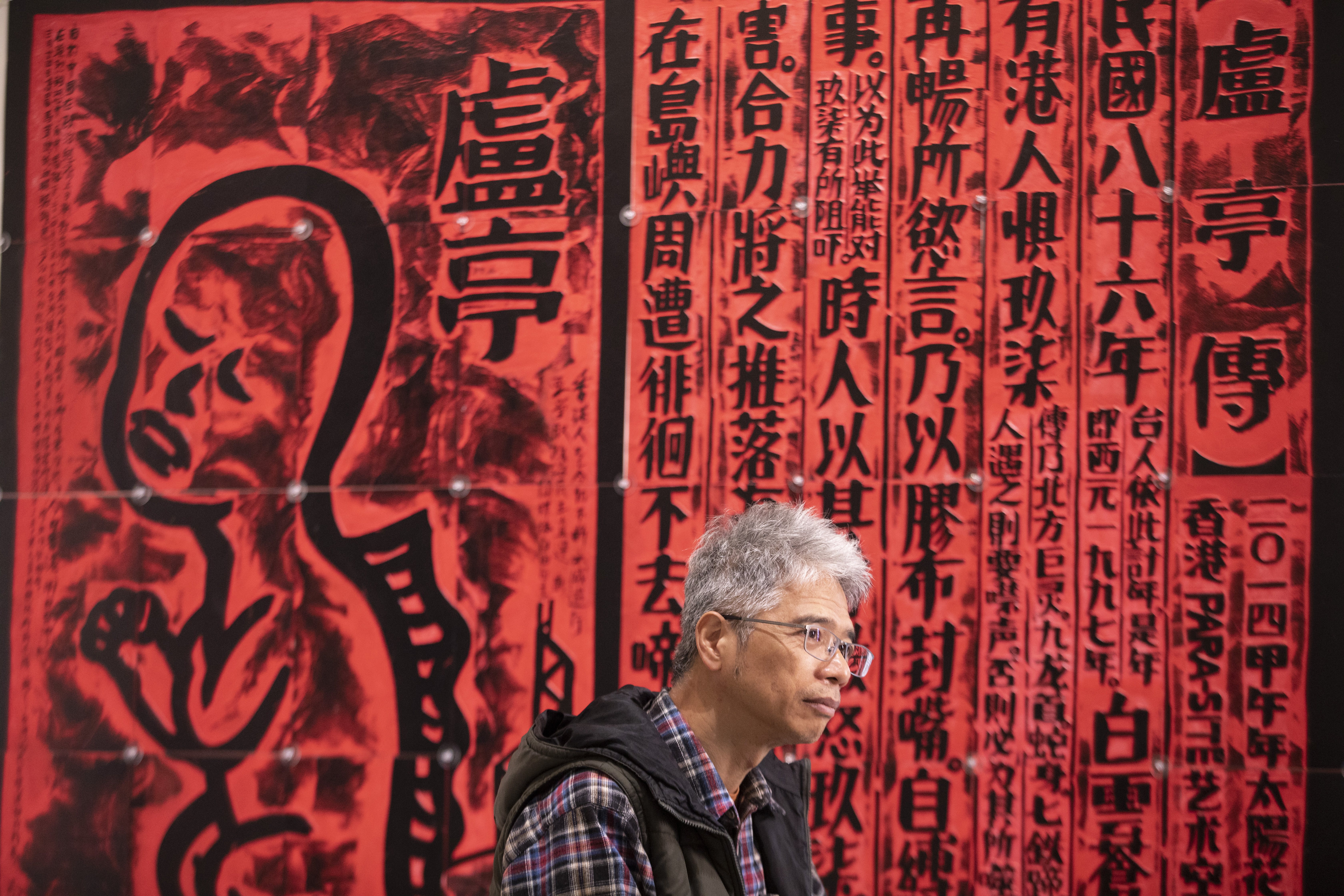 侯俊明的版畫《盧亭》為2014年’香港傘運的復刻版。