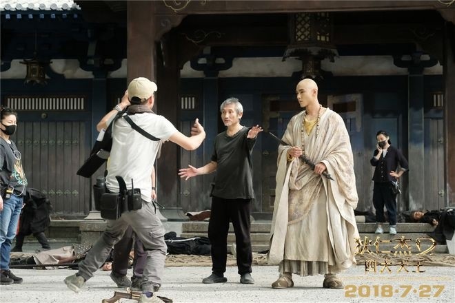 《 狄仁傑之四大天王》導演徐克（中）是赤塚佳仁眼中的「魔鬼導演」第一名。（翻攝自pttnews.cc）