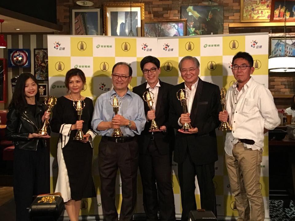 由陶傳正（右二起）、馬世芳共同主持、張硯田製作的《閃亮的年代Yesterday once more》，於2018年拿下金鐘獎綜藝節目獎。（翻攝自閃亮的年代臉書）